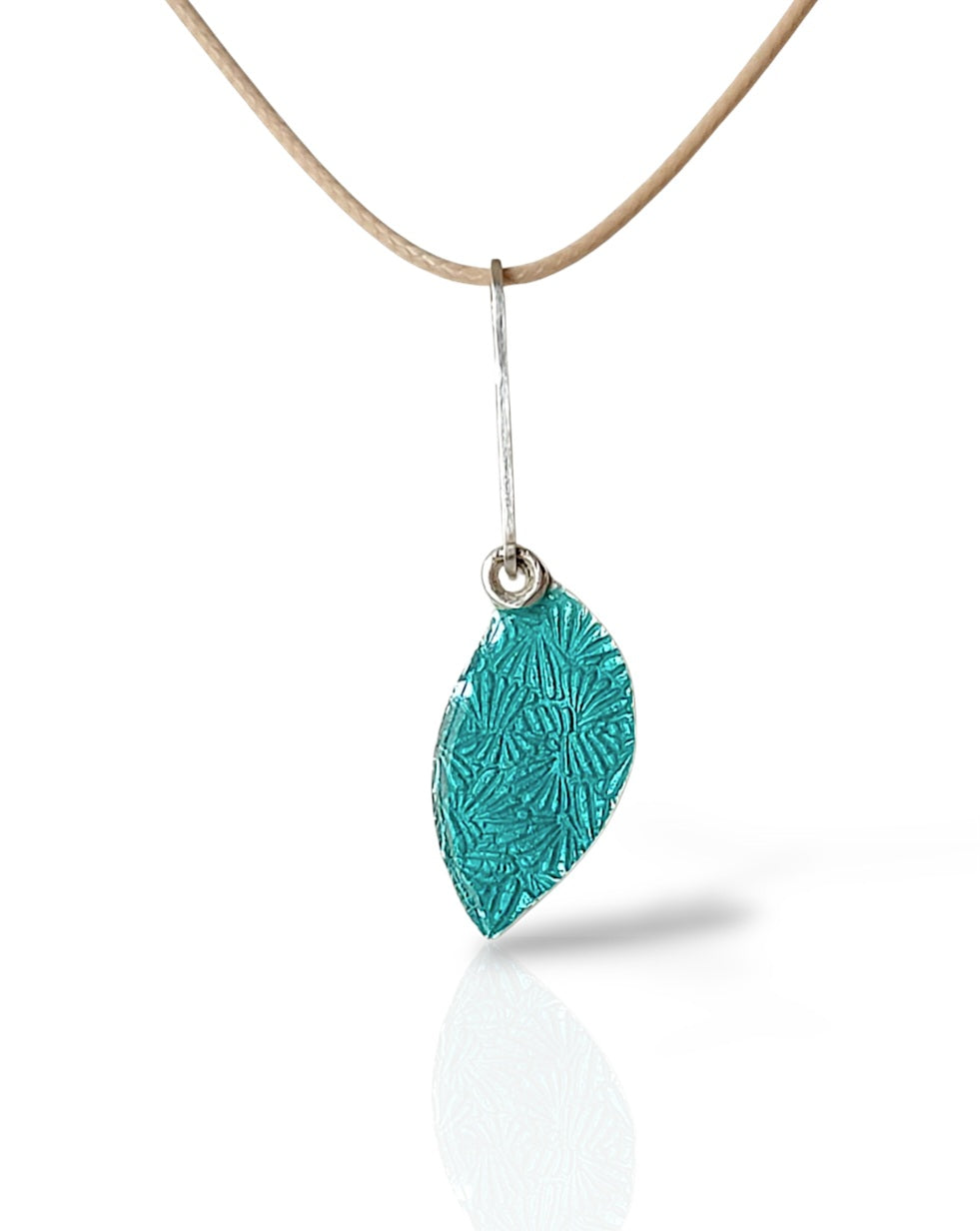 pendentif en email grand feu vert motif de feuille sur argent fin - bijou artisanal maison calub