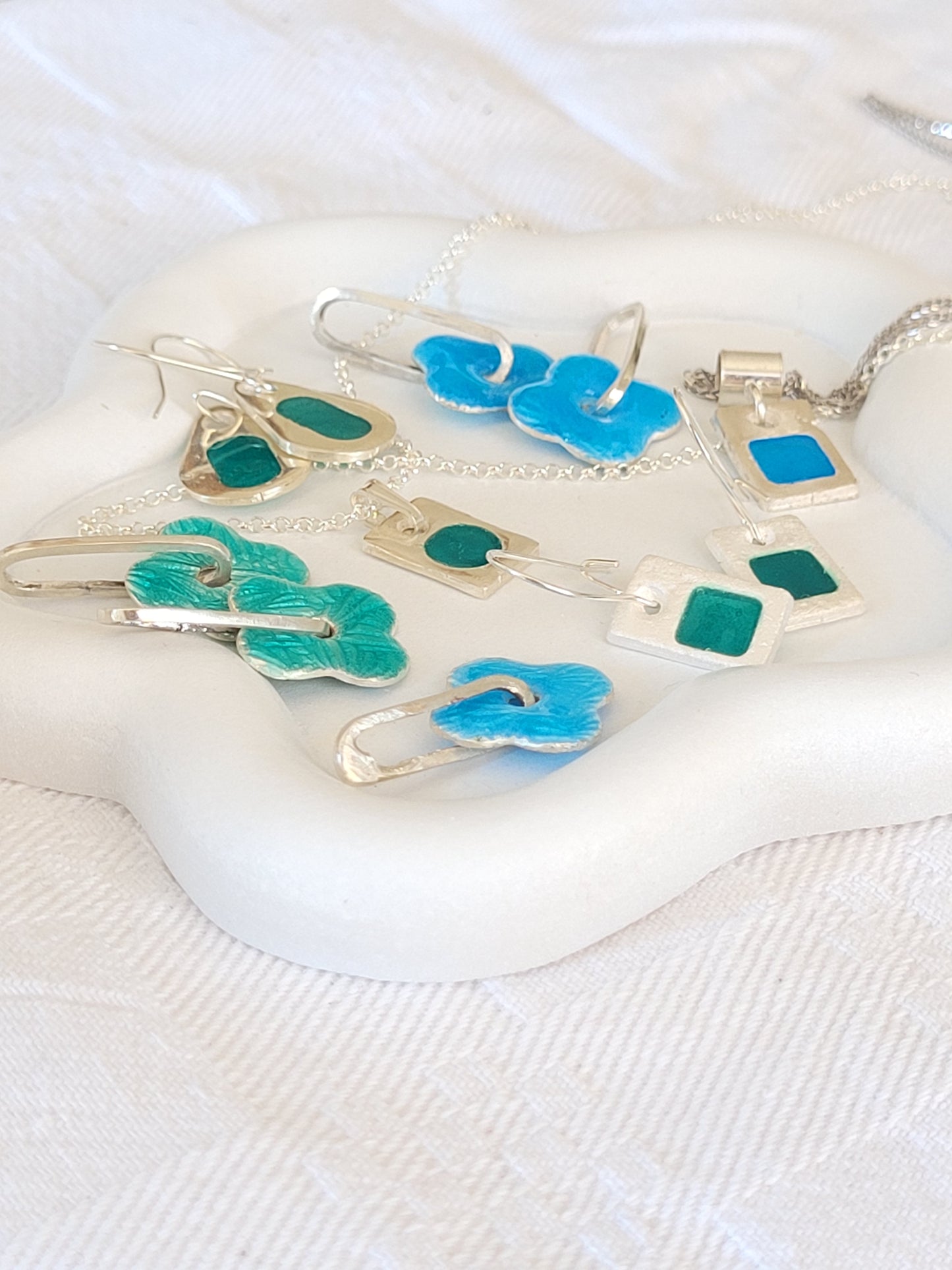 ensemble de bijoux artisanaux email grand feu basse-taille bleu et vert sur argent fin maison CALUB