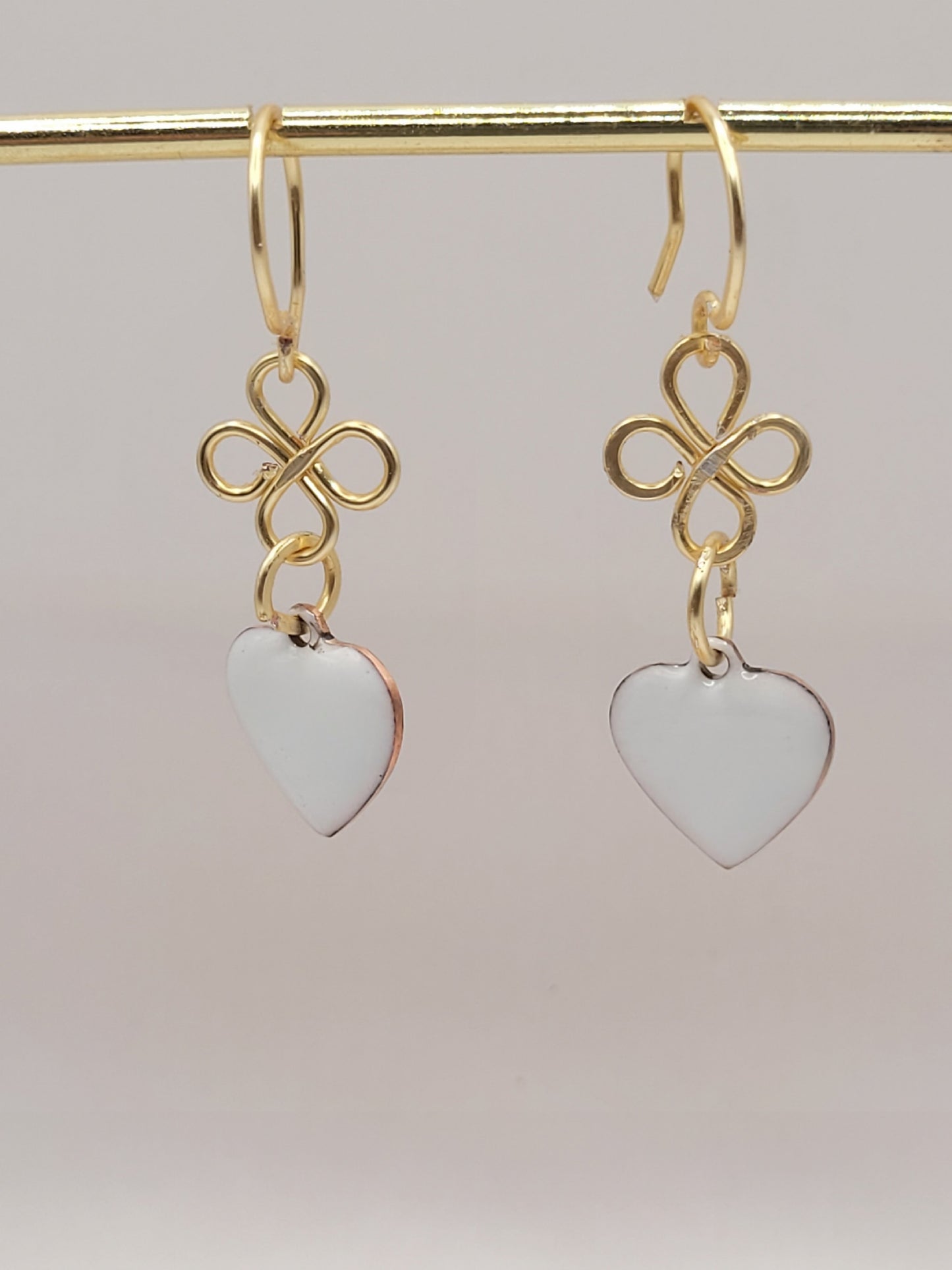 bijou artisanal fait main, boucles d'oreilles coeur en émail blanc montage sur laiton doré. Création artisanale de maison calub. Emaux opaques