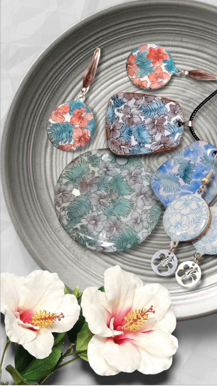 bijoux de la ligne Liberty chez maison CALUB, florilège dont le pendentif trapèze bleu en email sur cuivre peint à la main.