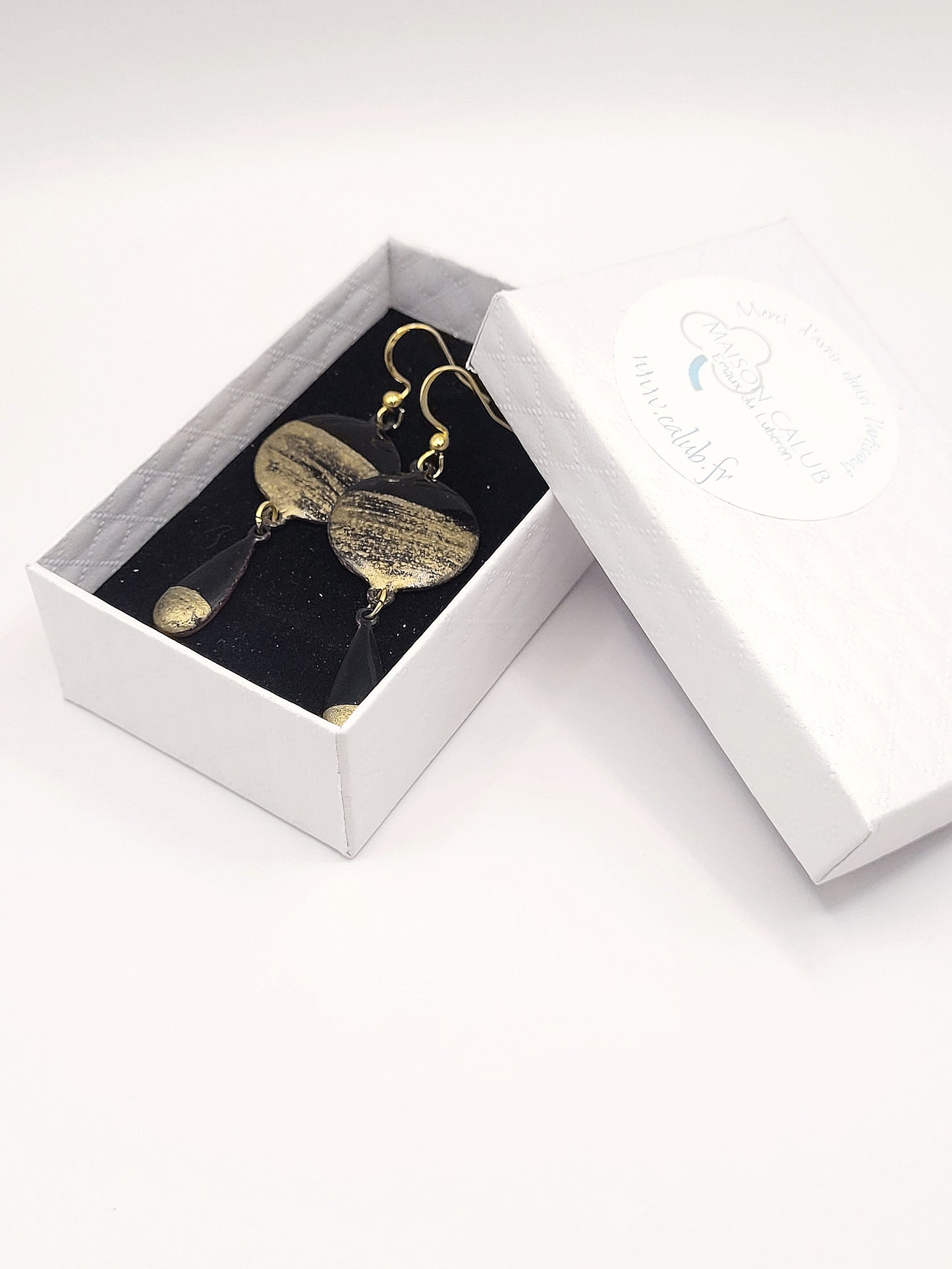 boucles d'oreilles chic noir et doré double pendant email sur cuivre . Emaux traditionnels fait main chez maison calub dans une petite boite cadeau