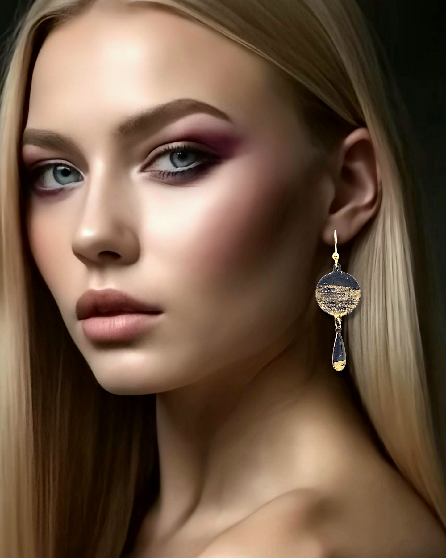 jeune femme blonde portant les boucles d'oreilles chic noir et doré double pendant email sur cuivre . Emaux traditionnels fait main chez maison calub