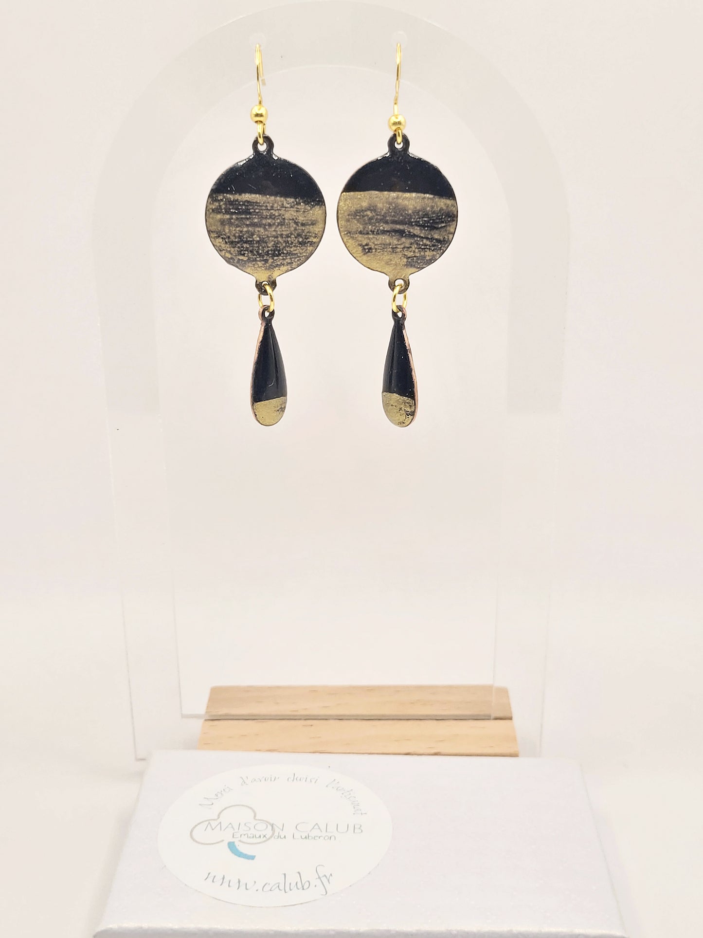 presentation des boucles d'oreilles chic noir et doré double pendant email sur cuivre . Emaux traditionnels fait main chez maison calub