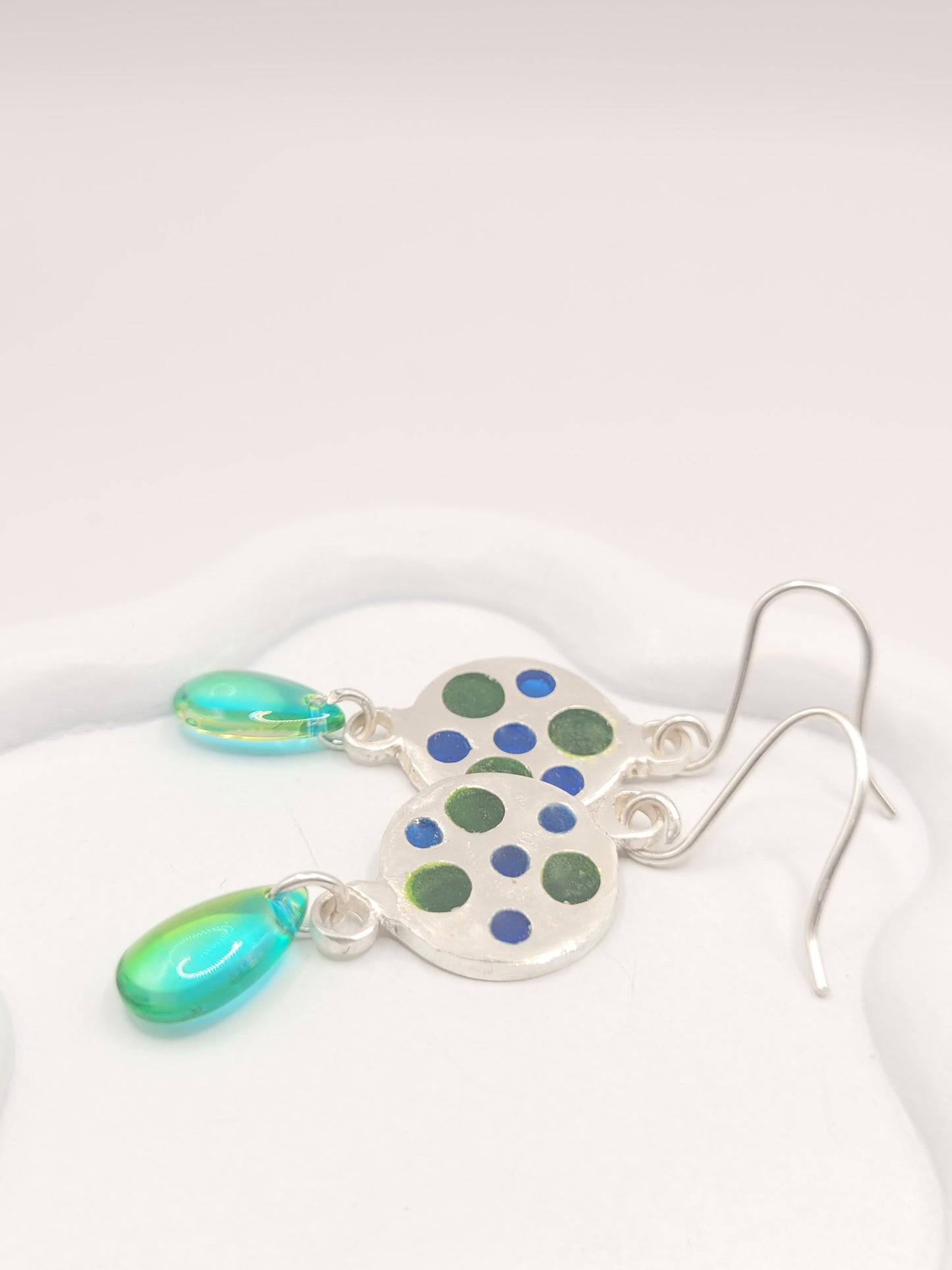 boucles d'oreilles uniques en émail sur qrgent fin plique-à-jour émaux translucides bleus et vert. Le pendant est prolongé par une perle de verre verte. Bijou artisanal made in France dans les ateliers du Luberon Maison Calub en Provence