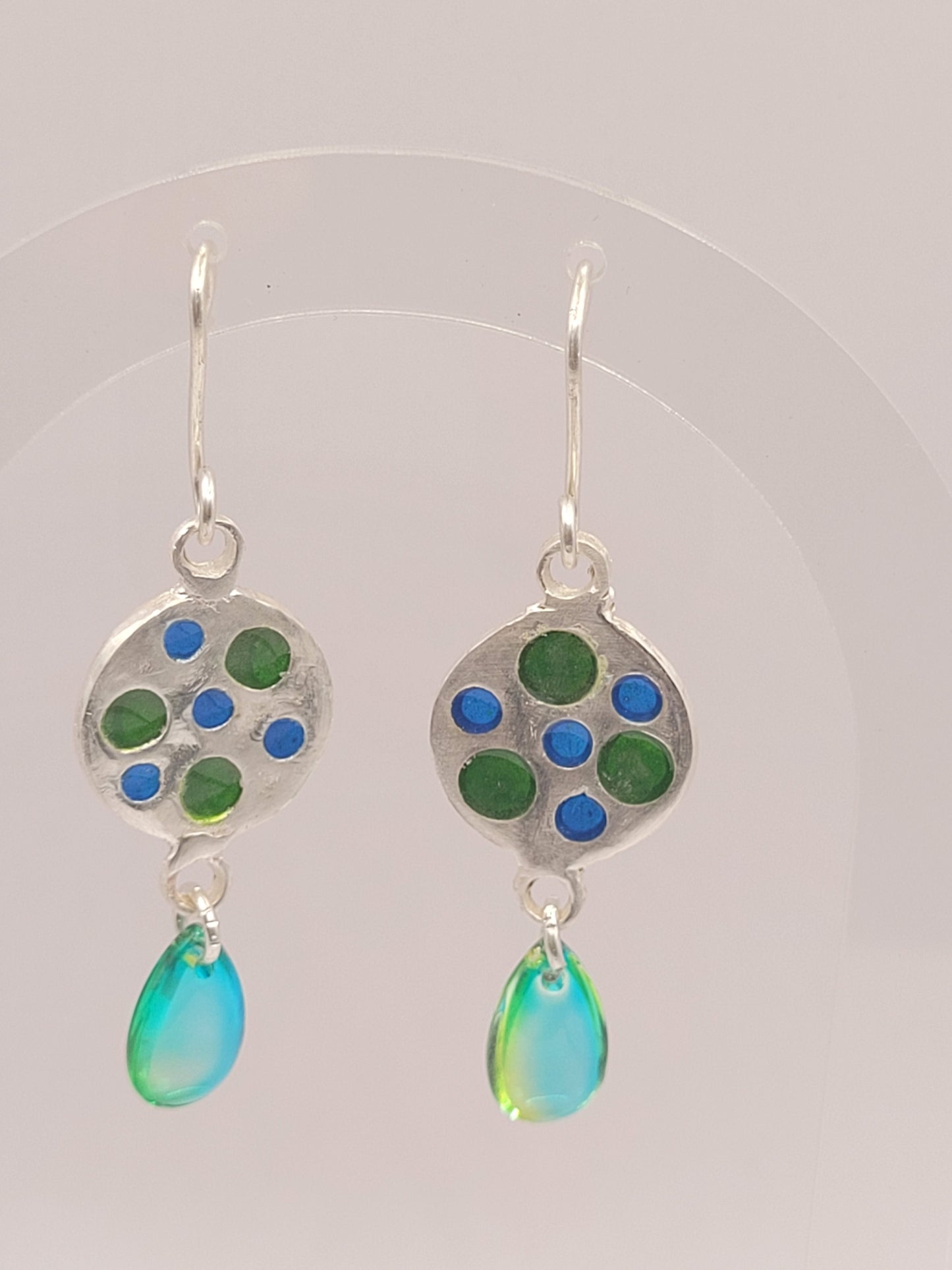 boucles d'oreilles uniques en émail sur qrgent fin plique-à-jour émaux translucides bleus et vert. Le pendant est prolongé par une perle de verre verte. Bijou artisanal made in France dans les ateliers du Luberon Maison Calub en Provence