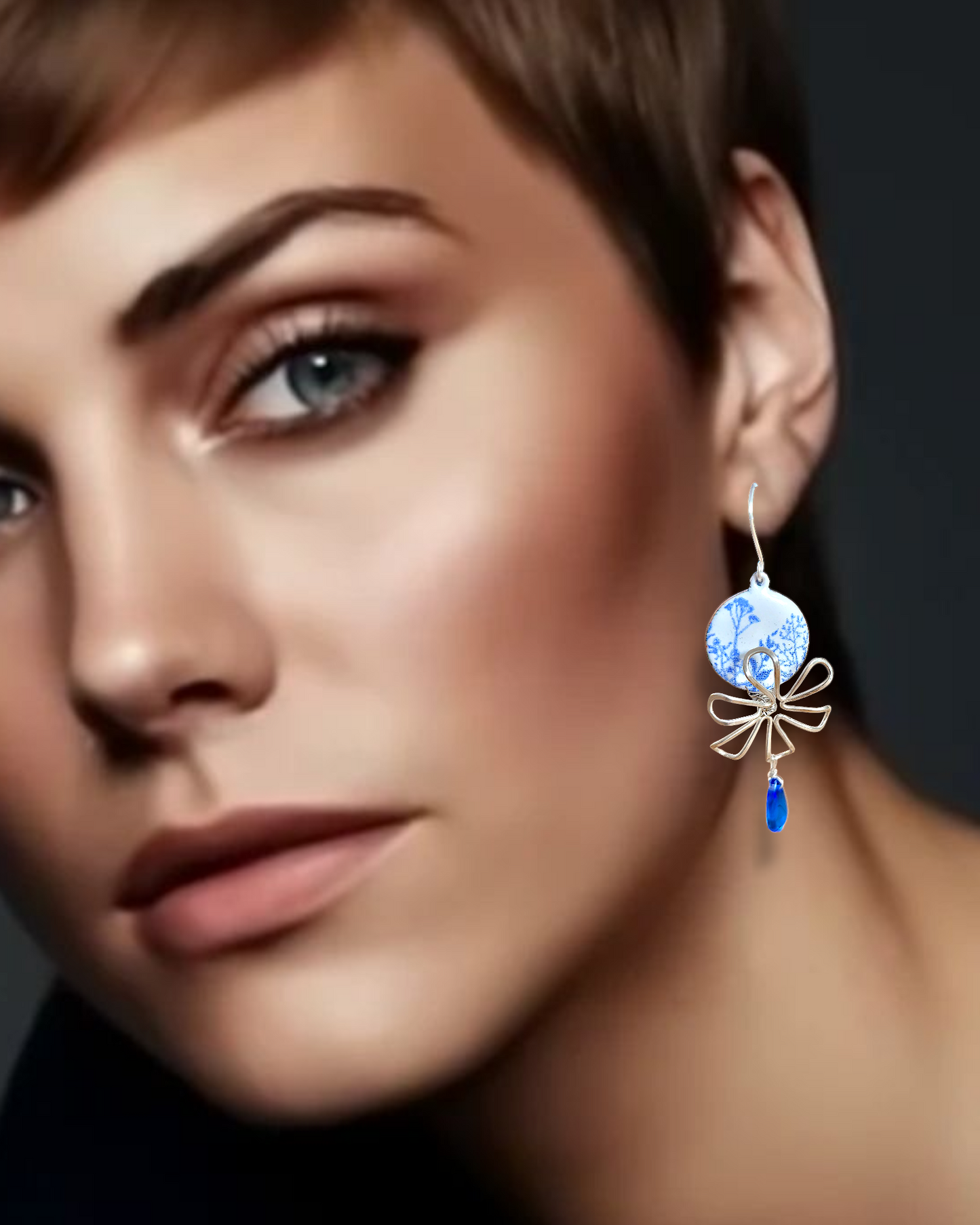 boucles d'oreilles évocant la porcelaine fin blanche et bleue, maison Calub design exclusif
