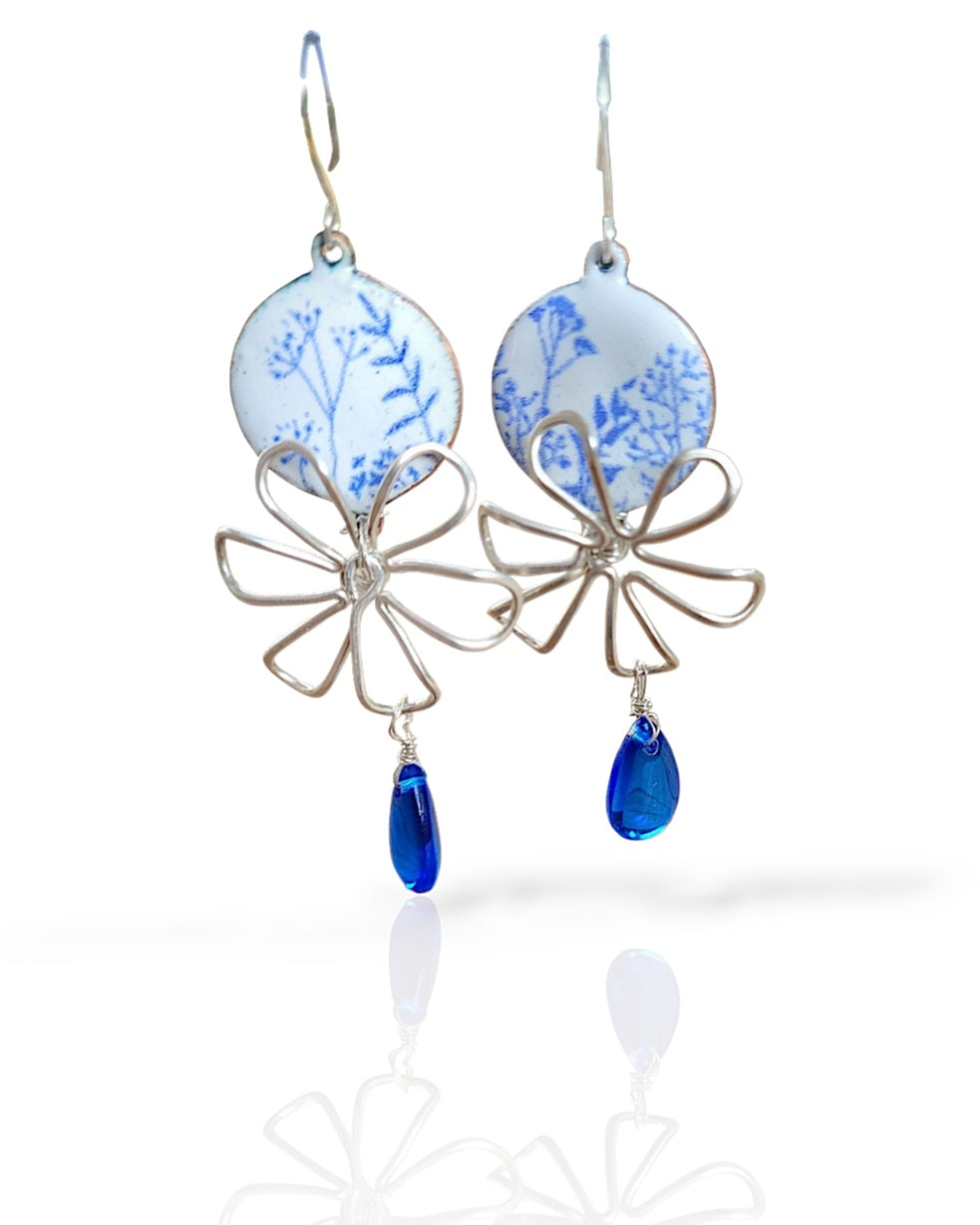 boucles d'oreilles évocant la porcelaine fin blanche et bleue, maison Calub design exclusif