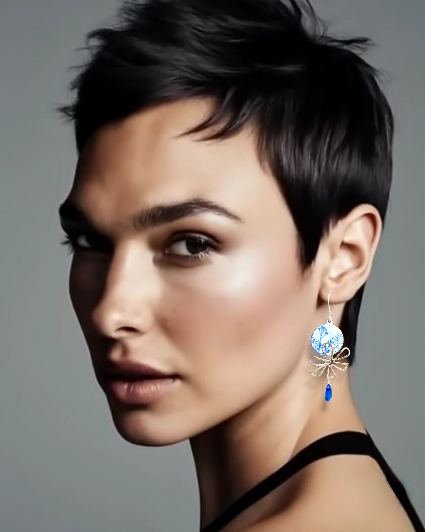 boucles d'oreilles évocant la porcelaine fin blanche et bleue, maison Calub design exclusif