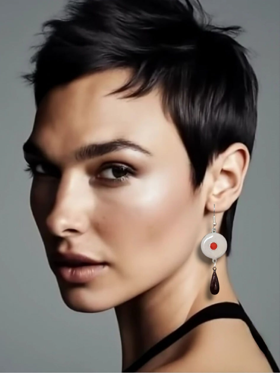 femme portant les boucles d'oreilles double rouge vif et rouge profond en email sur cuivre chez maison Calub