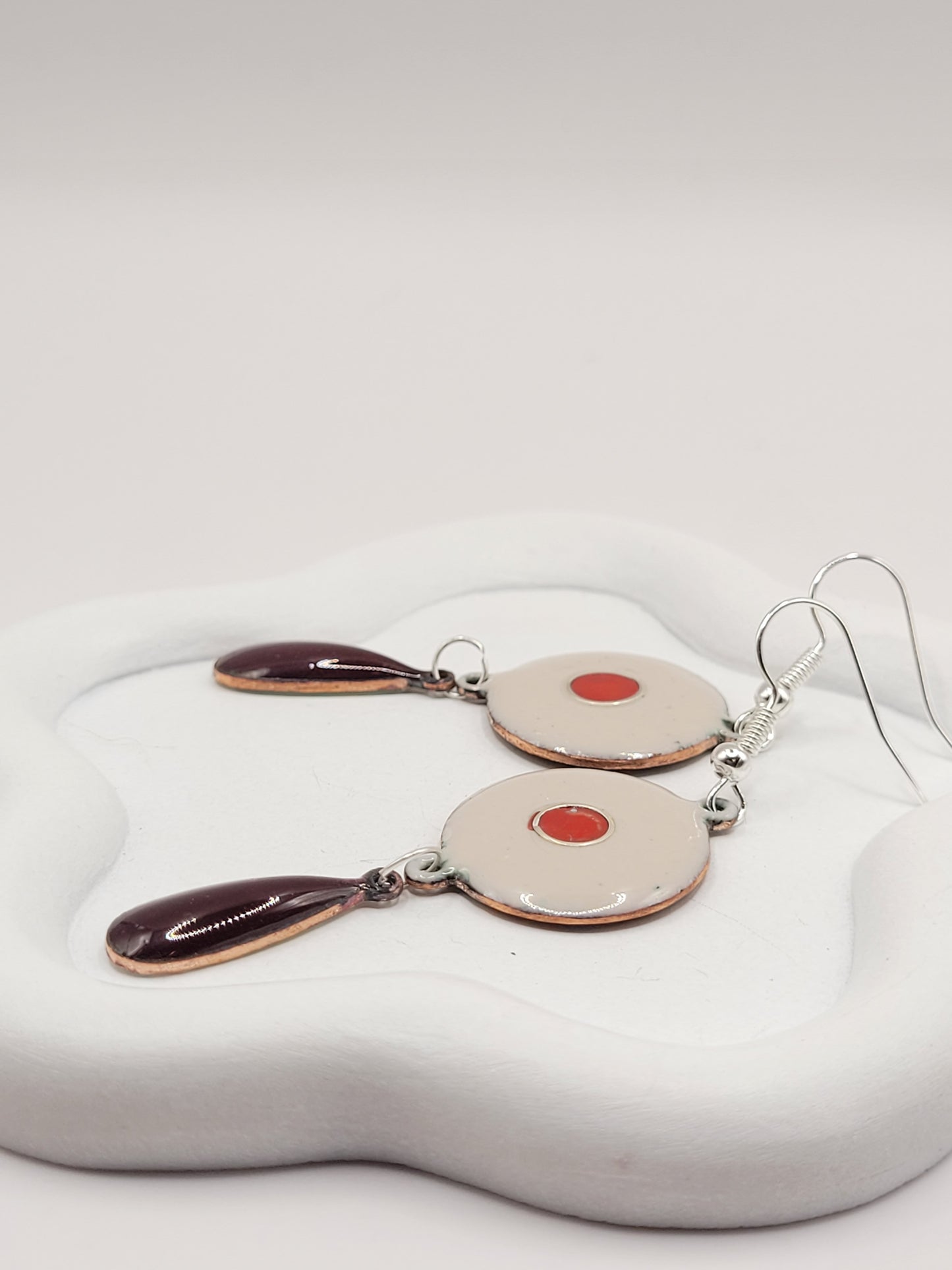 gros plan sur boucles d'oreilles double rouge vif et rouge profond en email sur cuivre chez maison Calub