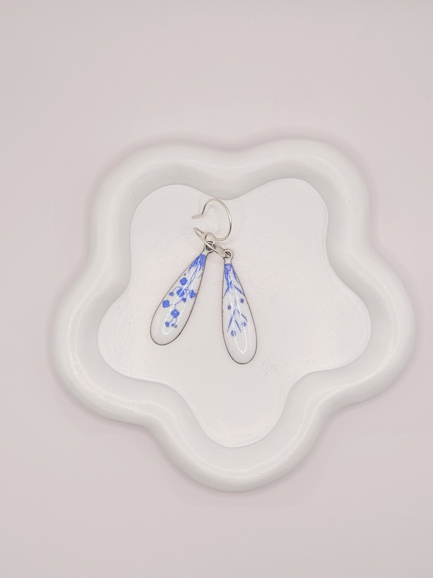 petites boucles d'oreilles effet porcelaine de maison Calub, email sur cuivre fabriqué main, pendant forme goutte
