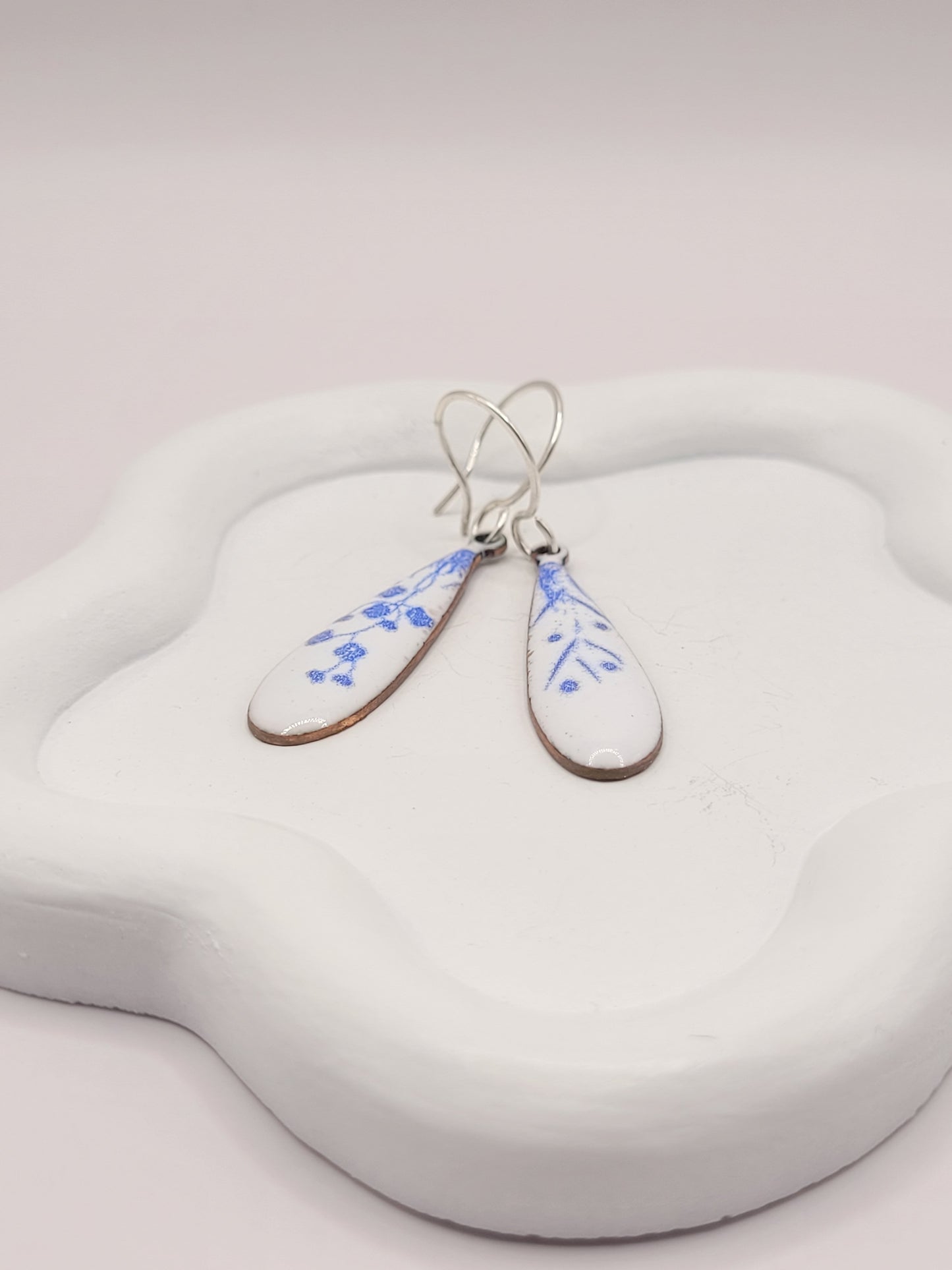 petites boucles d'oreilles effet porcelaine de maison Calub, email sur cuivre fabriqué main, pendant forme goutte