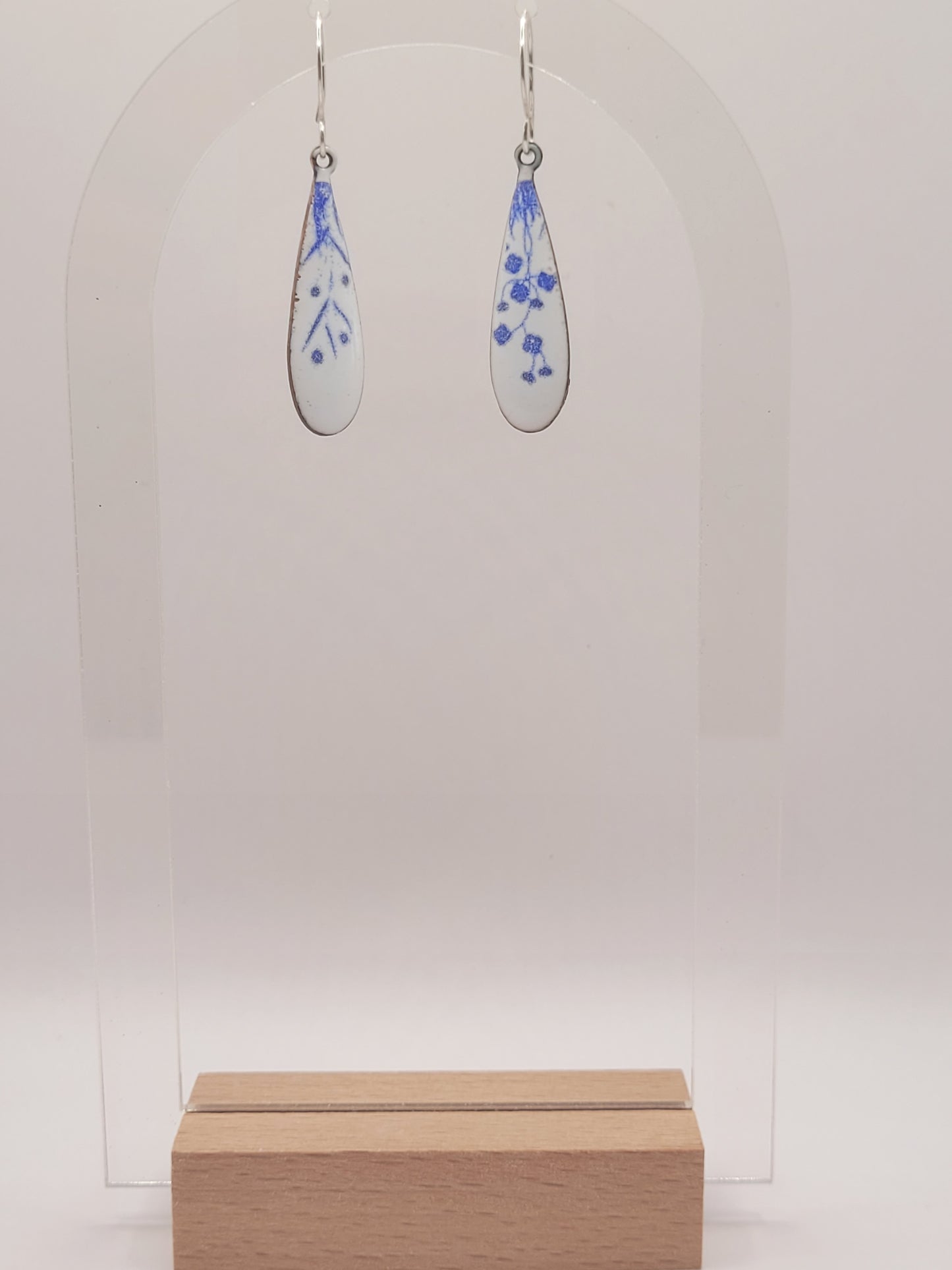 petites boucles d'oreilles effet porcelaine de maison Calub, email sur cuivre fabriqué main, pendant forme goutte