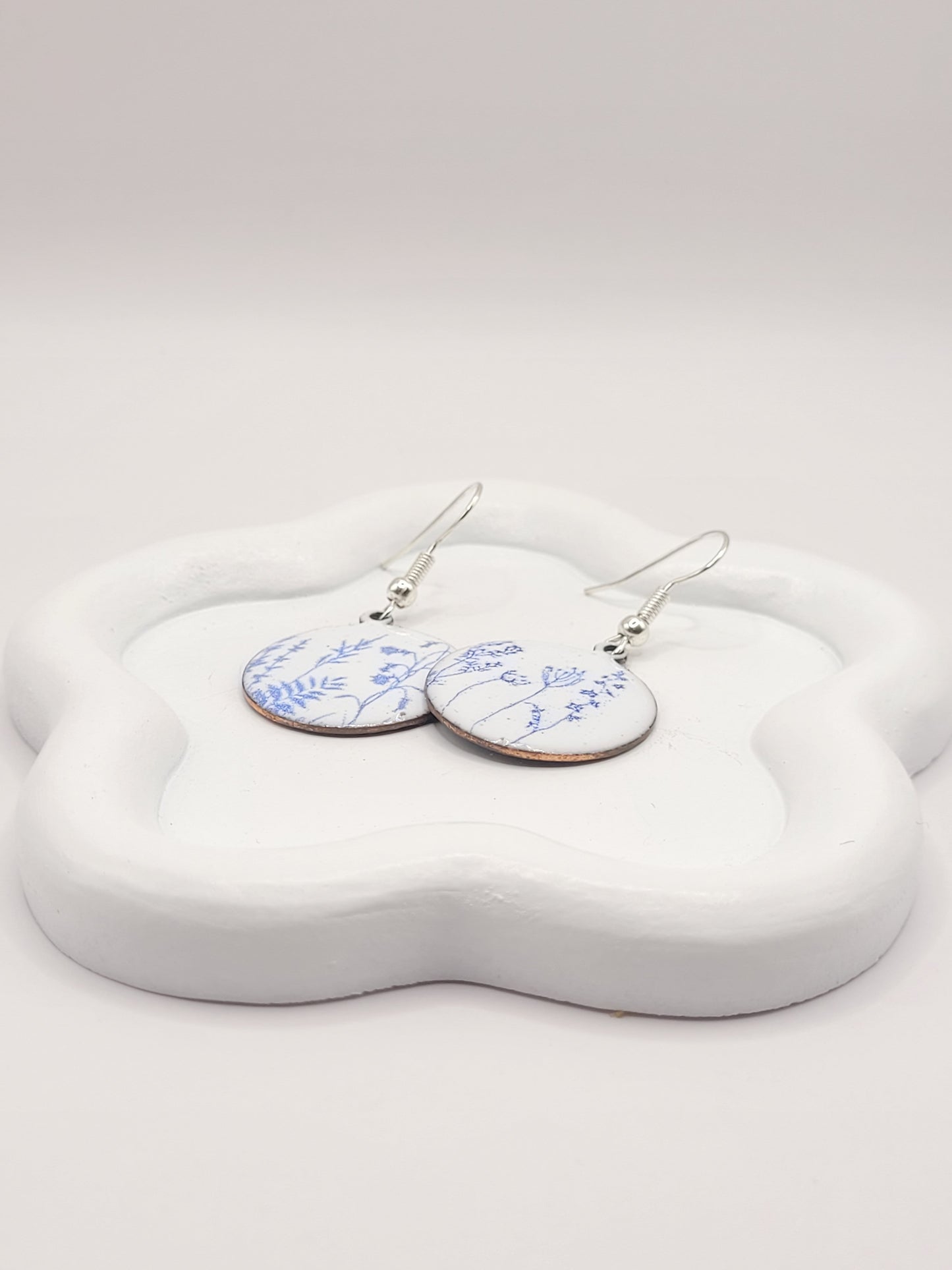 boucles d'oreilles effet porcelaine de maison Calub, email sur cuivre fabriqué main, pendant forme ronde