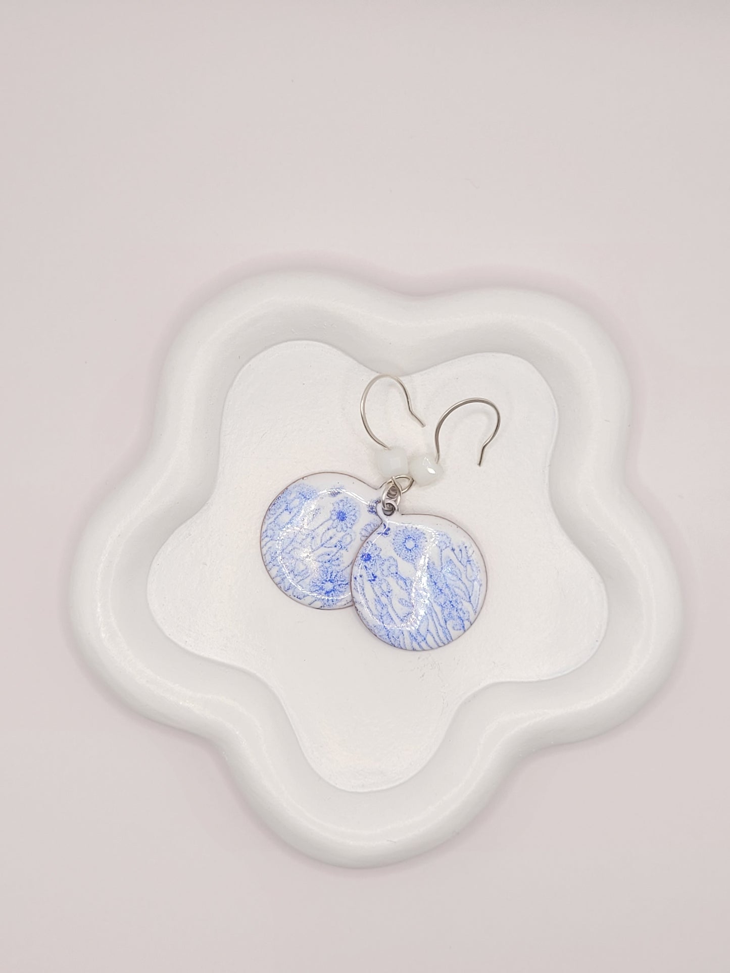 boucles d'oreilles effet porcelaine de maison Calub, email sur cuivre fabriqué main, pendant forme ronde