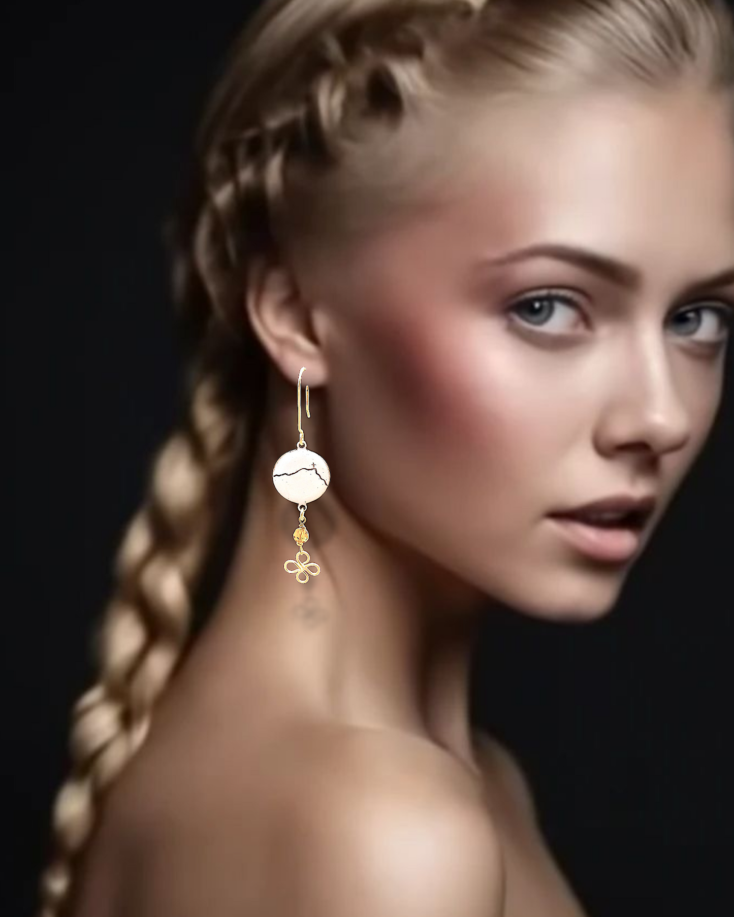 jeune femme portant boucles d'oreilles en émail sur cuivre - bijou artisanal français évoquant la silhouette de la montagne sainte victoire à Aix-en-Provence, d'une simple ligne noire sur fond blanc.