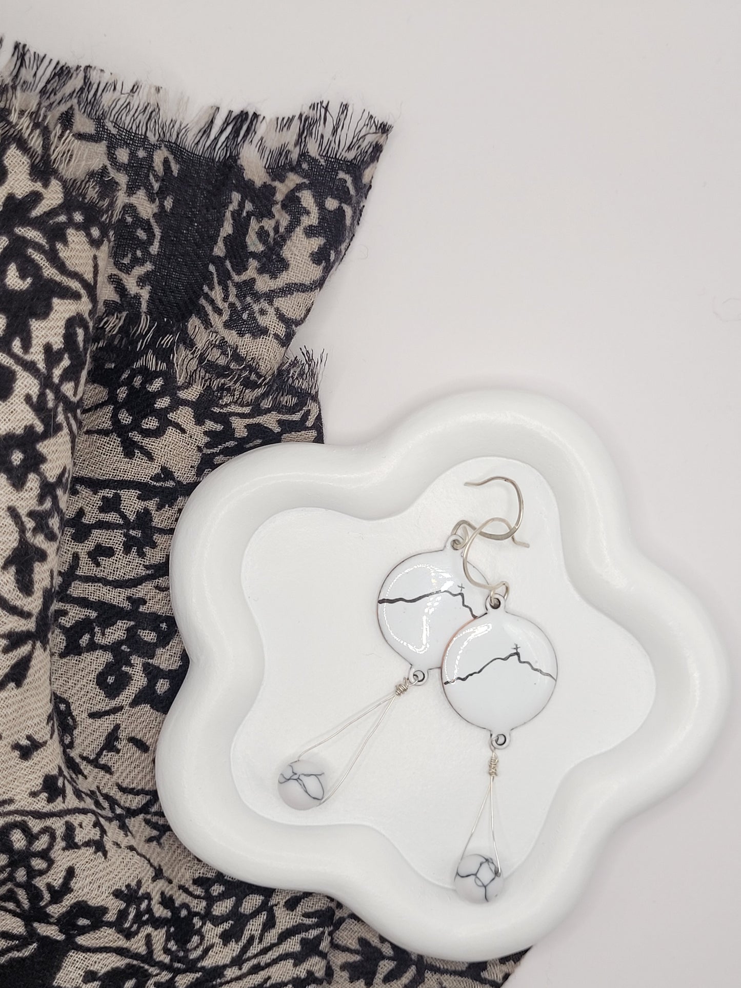 boucles d'oreilles en émail sur cuivre blanche, ornées de la ligne noire évoquant la montagne sainte-victoire à Aix en Provence. Création maison Calub.