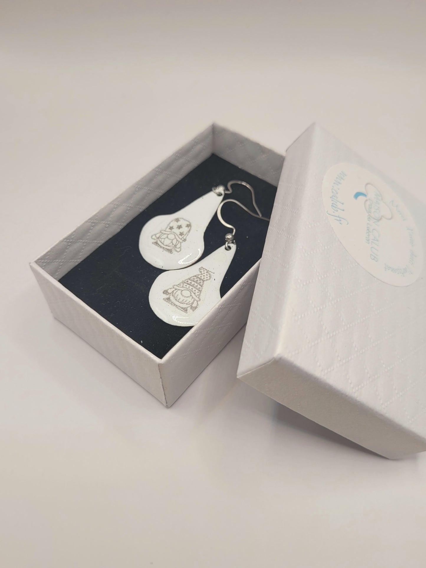 boucles d'oreilles en email sur cuivre en forme de goutte avec un petit personnage mignon noir sur fond blanc maison calub cadeau original fille