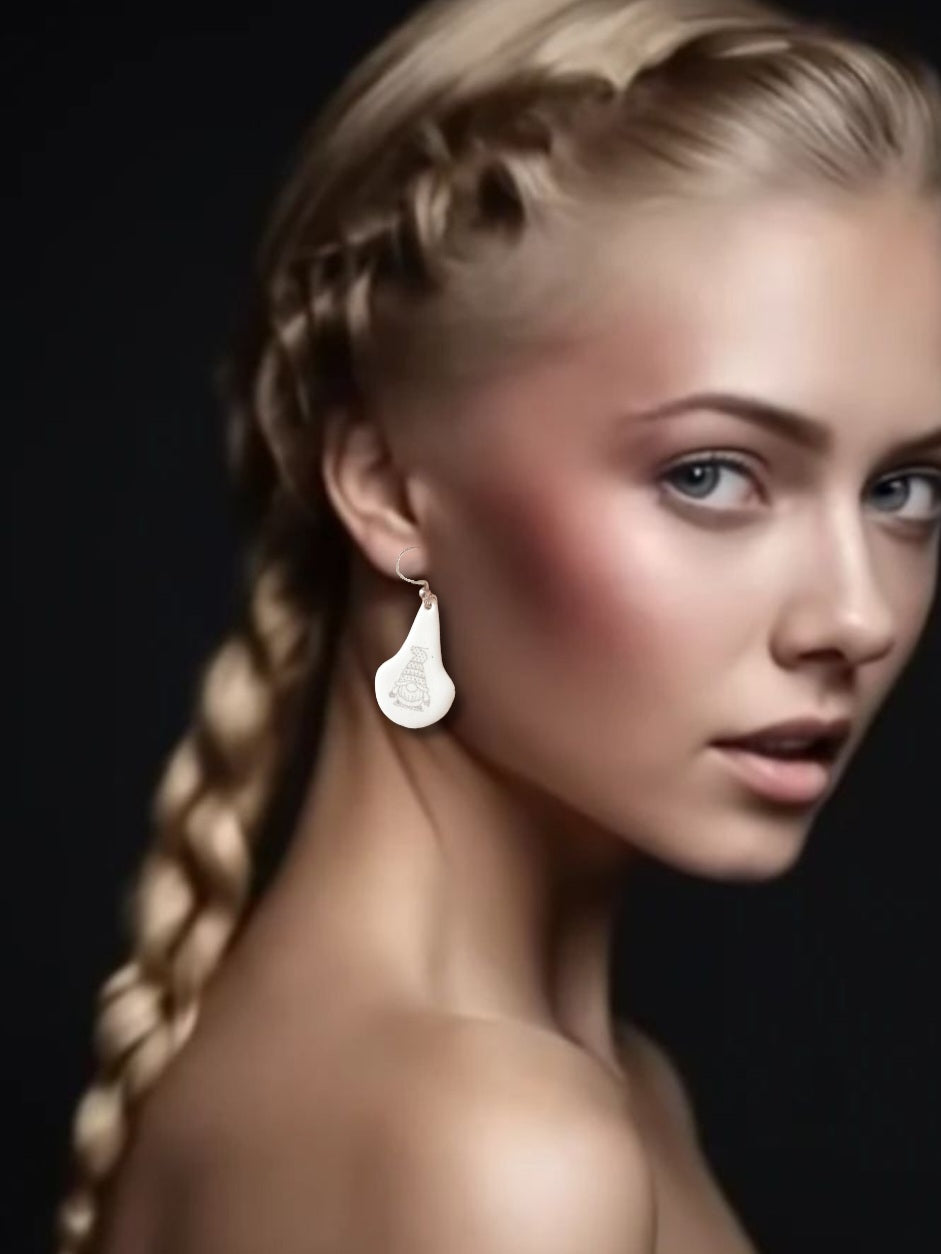 femme portant les boucles d'oreilles en email sur cuivre en forme de goutte avec un petit personnage mignon noir sur fond blanc maison calub
