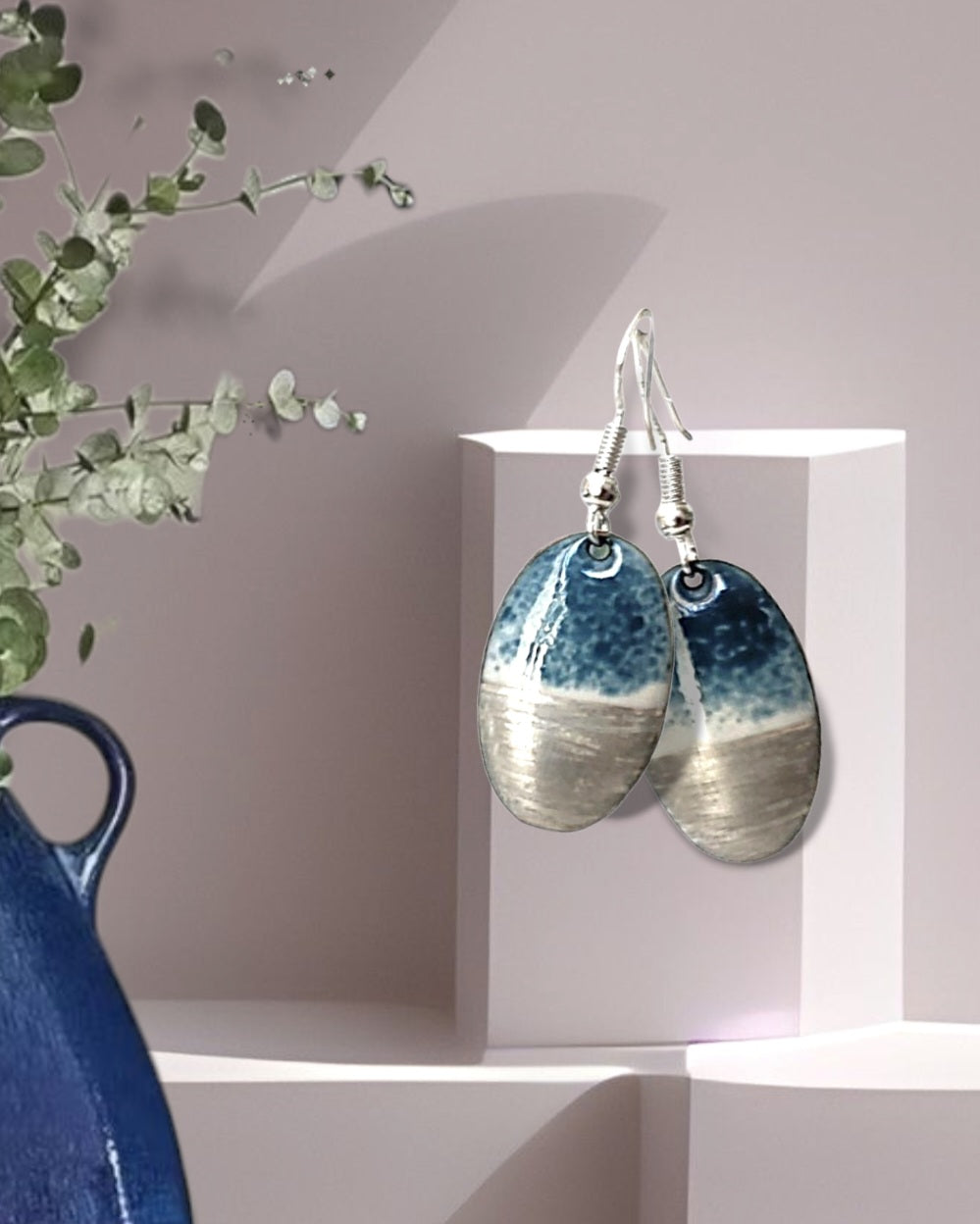 boucles d'oreilles de la collection Eau Minérale chez maison CALUB, bijou en émail sur cuivre dans les tons bleus et lustre d'argent