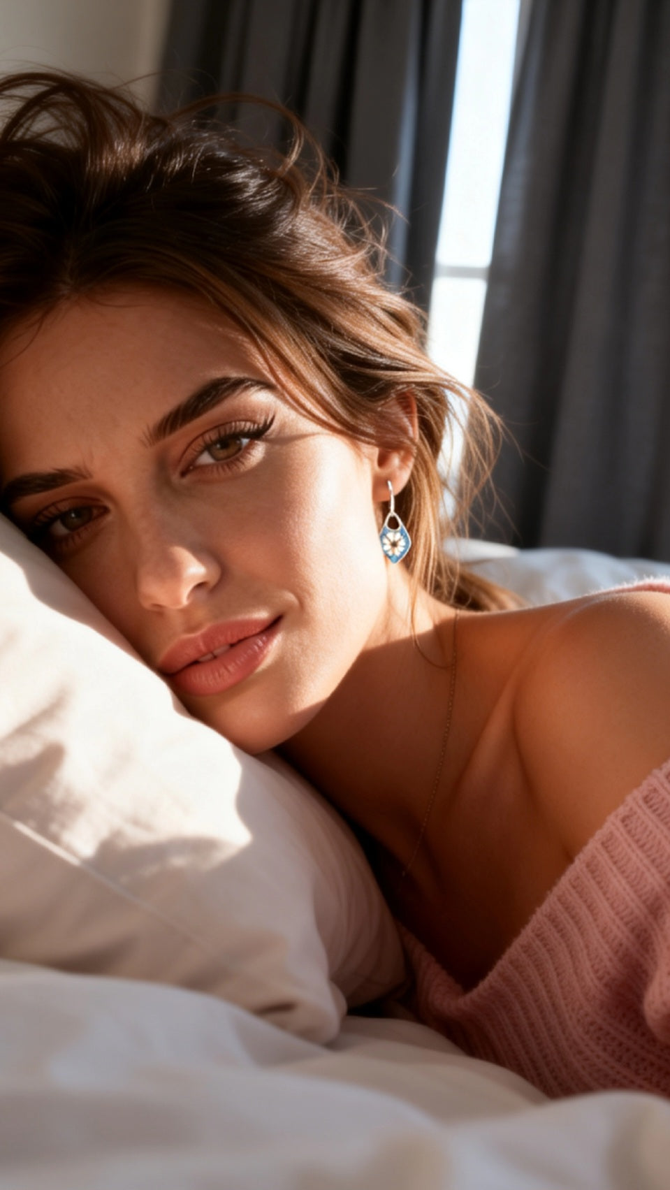 Boucles d'oreilles email argent portées par une femme, motif fleur blanche