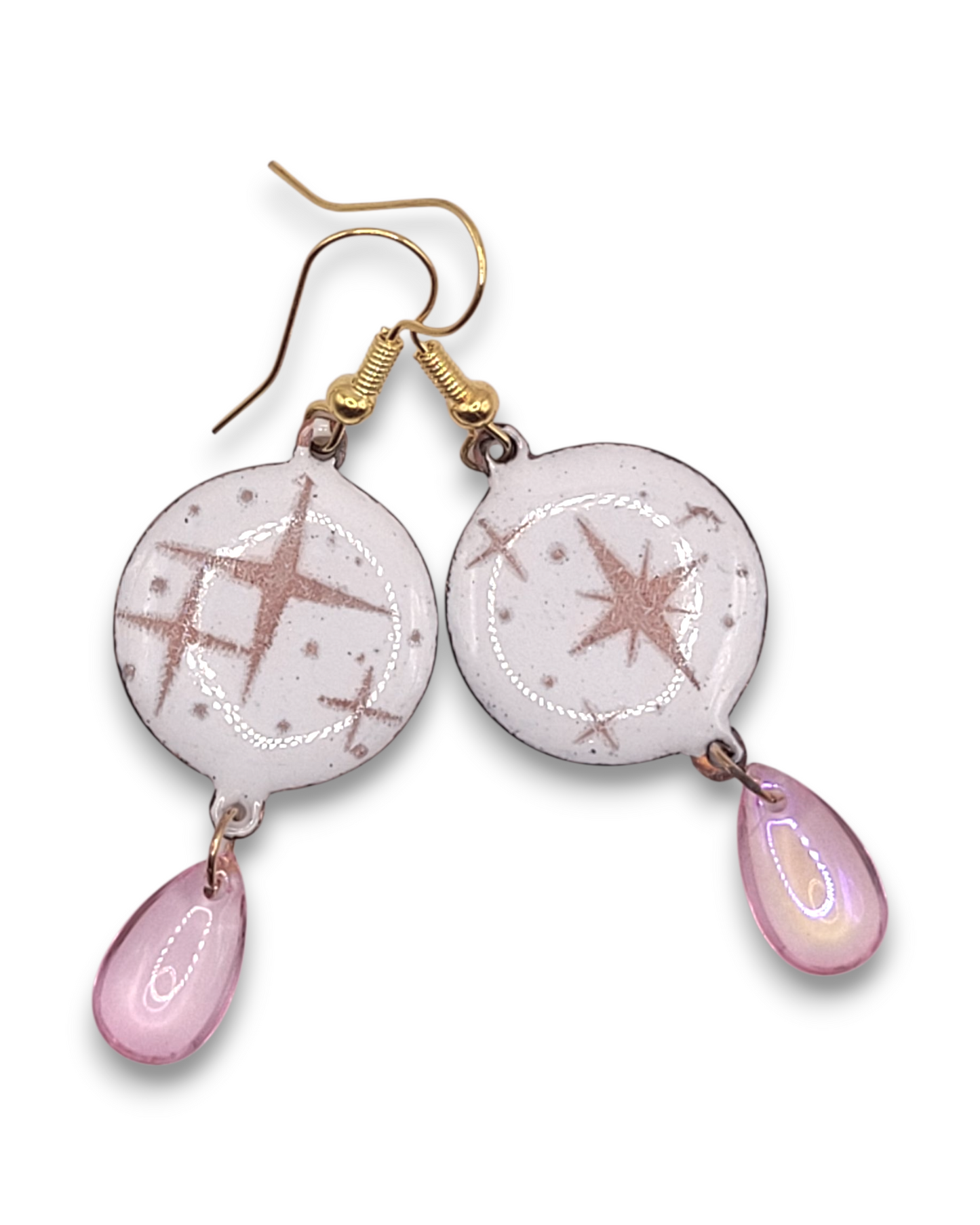 boucles d'oreilles en émail sur cuivre aux motif d'étoiles rosés sur blanc prolongé par une perle de verre goutte. Bijou artisanal fait à la main chez maison calub les emaux du Luberon