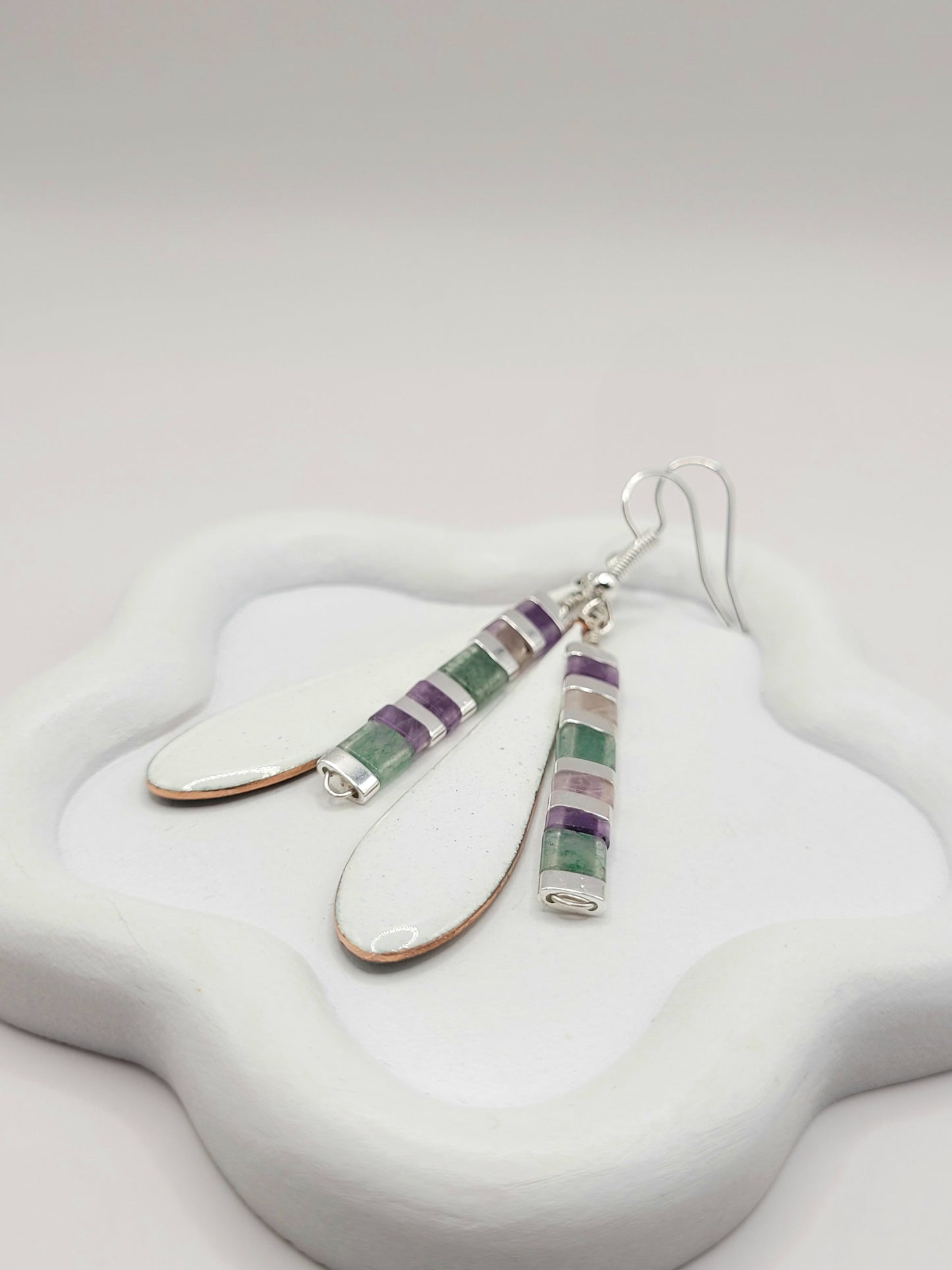 boucles d'oreilles forme goutte gros plan sur emaux - bijou en email original de maison calub avec perles myuki