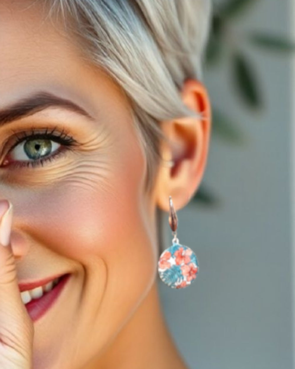 jeune femme portant les boucles d'oreilles rondes dans les tons rouges et verts, dans la ligne Liberty chez maison CALUB - émail sur cuivre peint à la main et monté sur attaches en inox couleur cuivrée