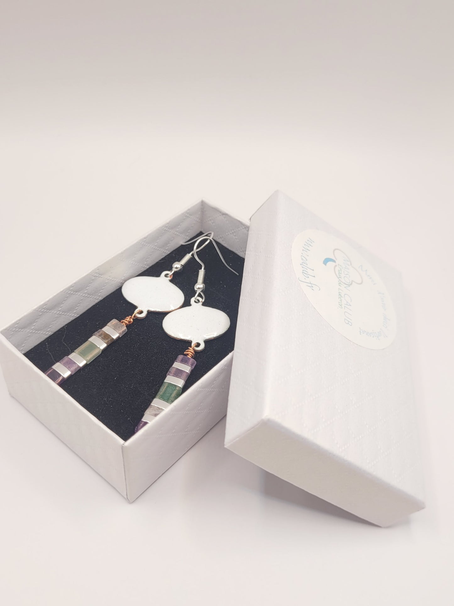cadeau original femme boucles d'oreilles longues pendant emaux de la maison CALUB, bijou en email avec perles miyuki
