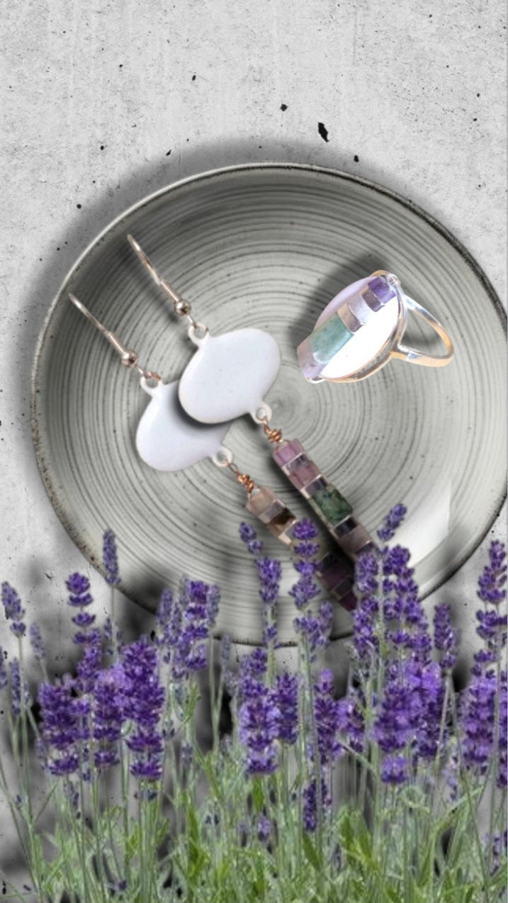 inspiration Luberon aux couleurs de la lavandes pour ces boucles d'oreilles longues pendant emaux de la maison CALUB, bijou en email avec perles miyuki