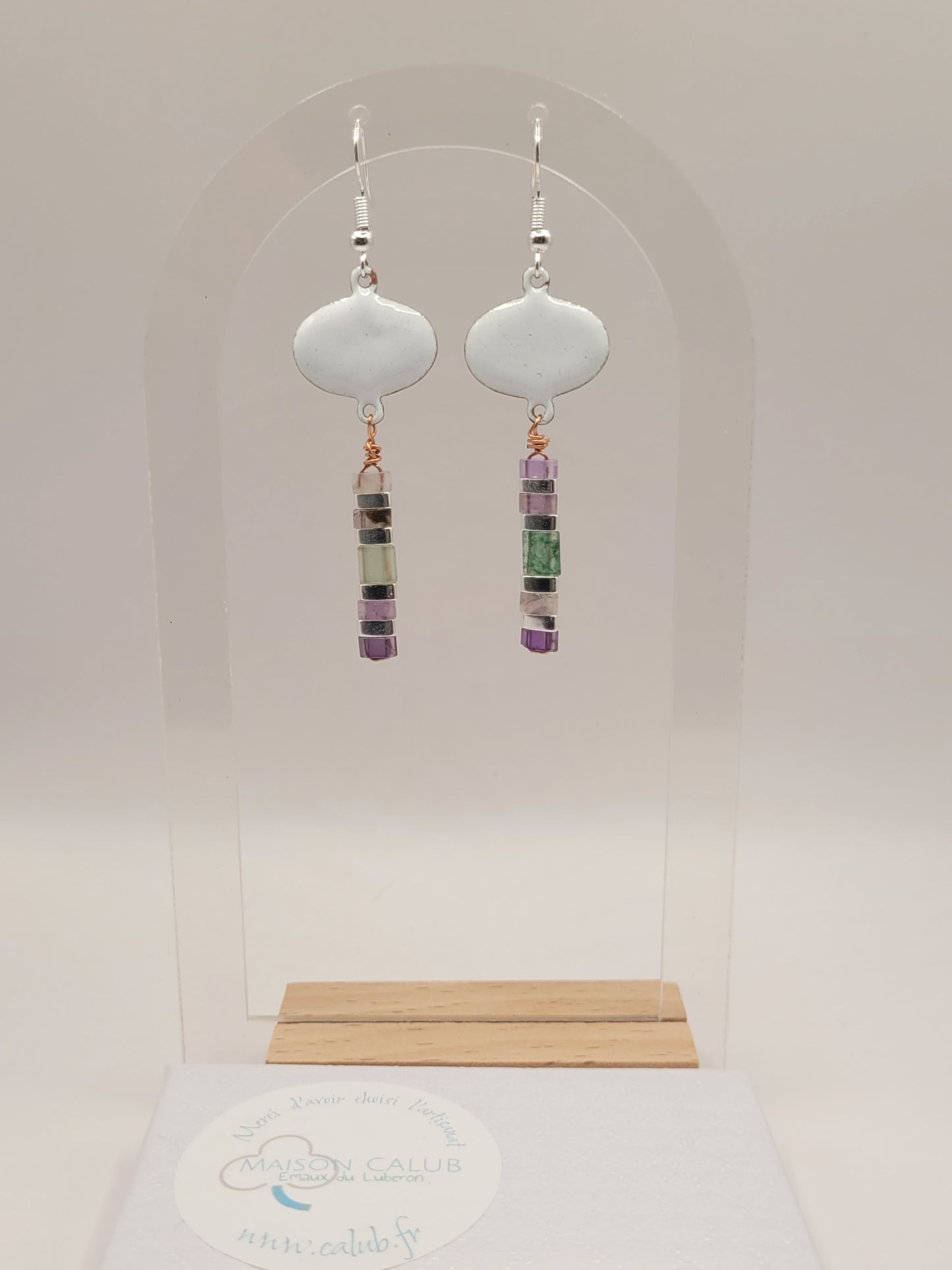 boucles d'oreilles longues suspendues pendant emaux de la maison CALUB, bijou en email avec perles miyuki