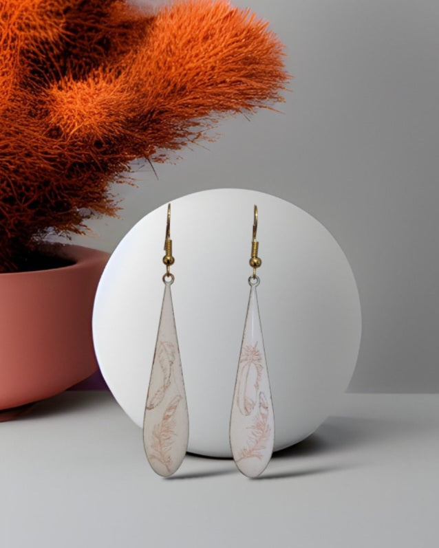 boucles d'oreilles gouttes longues en émail sur cuivre aux motifs très fin de plumes . Bijou artisanal maison calub les émaux du Luberon