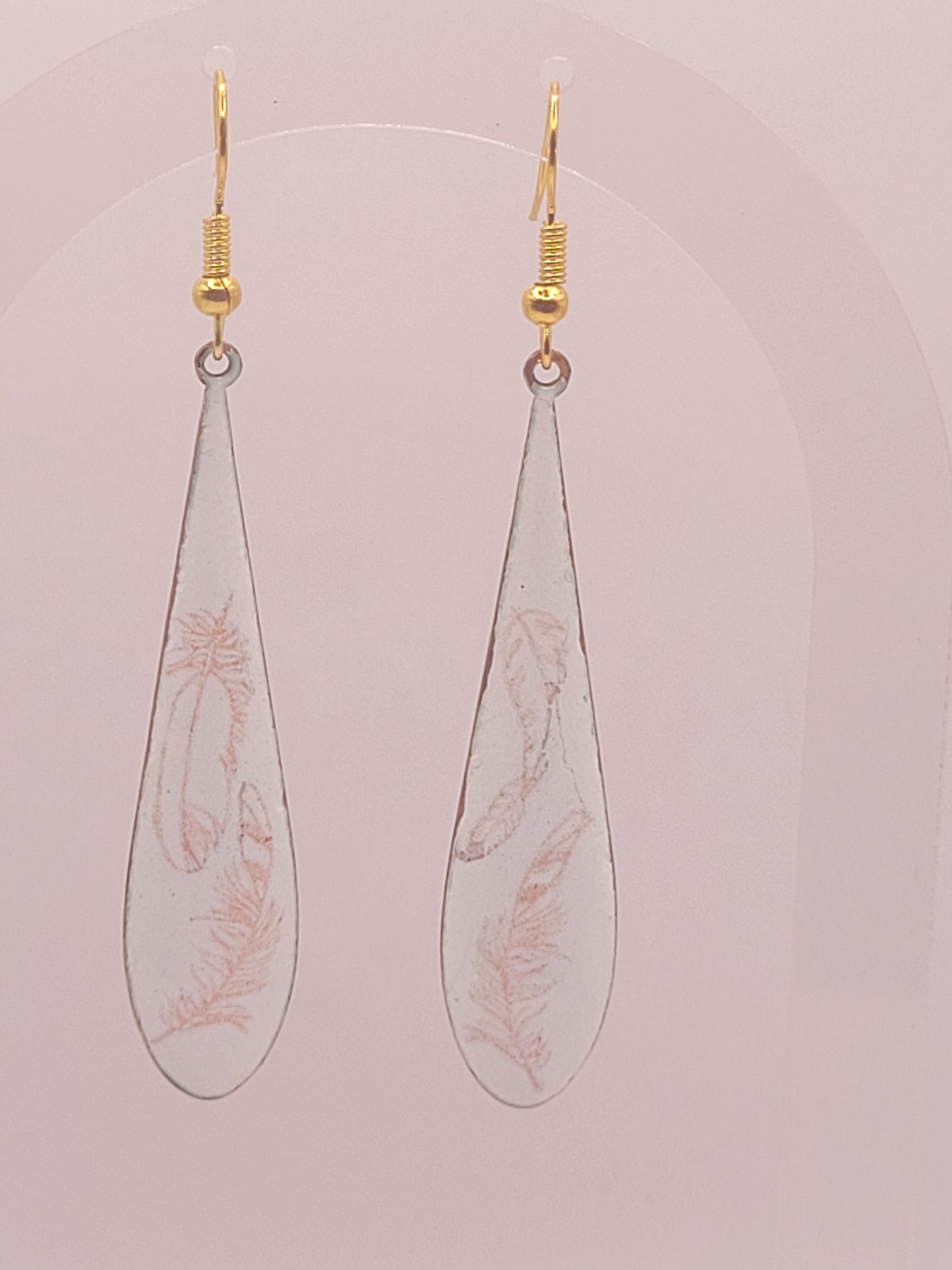 boucles d'oreilles gouttes longues en émail sur cuivre aux motifs très fin de plumes . Bijou artisanal maison calub les émaux du Luberon