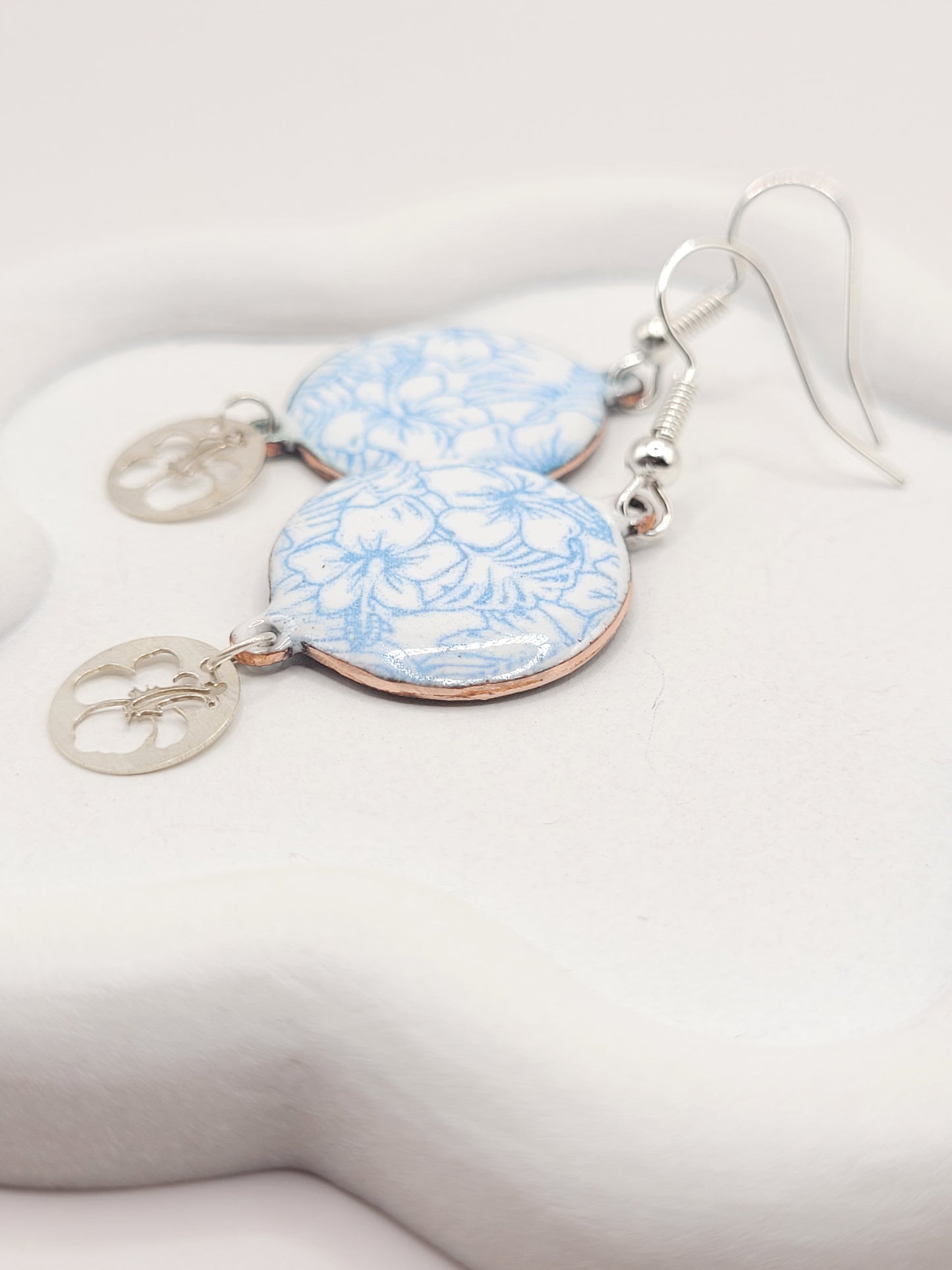 boucles d'oreilles en email sur cuivre aux motifs floraux légers hibiscus bleus prolongé par une breloque en argent hibiscus. Bijou artisanal émaillé à la main chez maison CALUB les émaux du Luberon