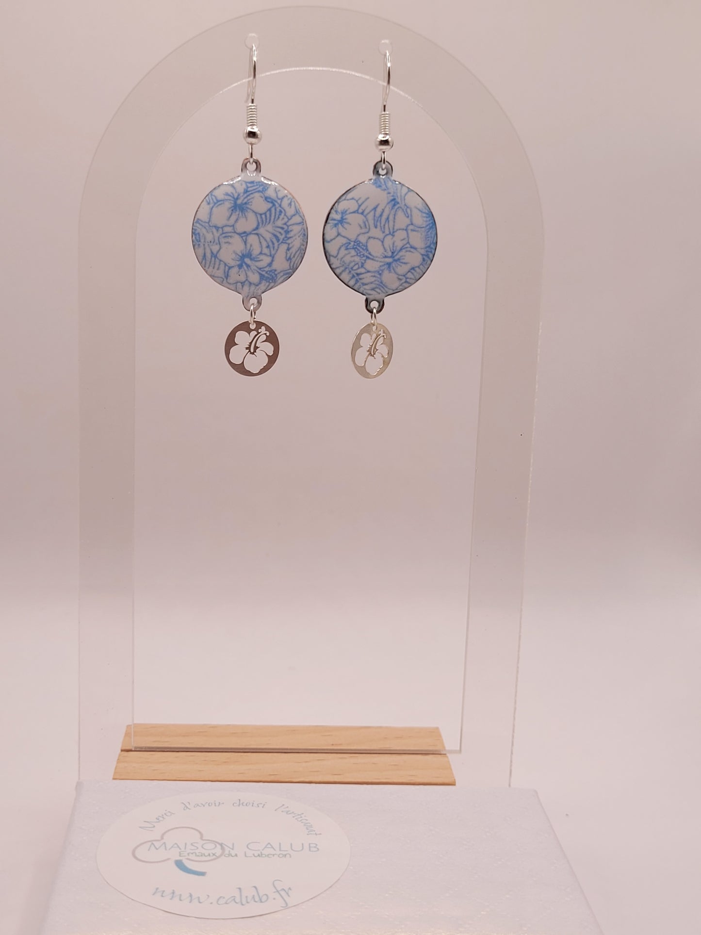 boucles d'oreilles en email sur cuivre aux motifs floraux légers hibiscus bleus prolongé par une breloque en argent hibiscus. Bijou artisanal émaillé à la main chez maison CALUB les émaux du Luberon