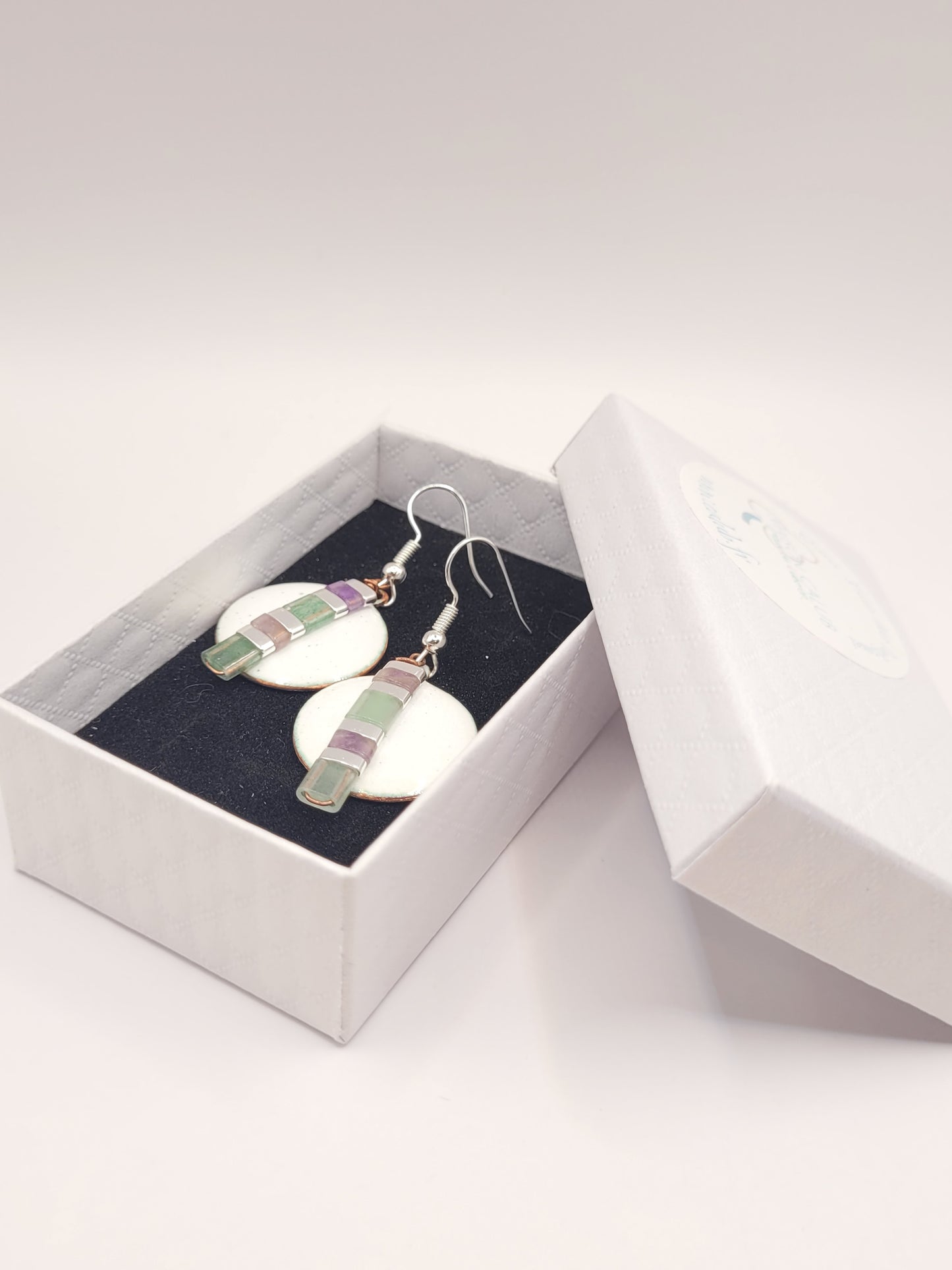 cadeau original femme boucles d'oreilles rondes pendant emaux de la maison CALUB, bijou en email avec perles miyuki