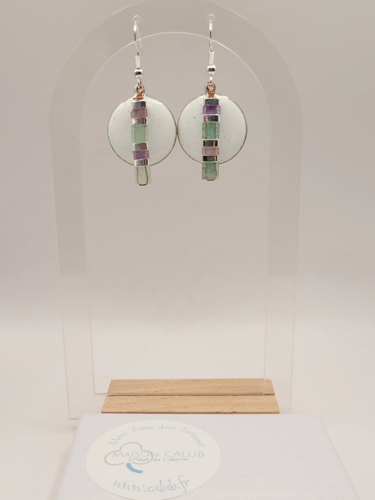 boucles d'oreilles rondes suspendues forme pendant emaux de la maison CALUB, bijou en email avec perles miyuki