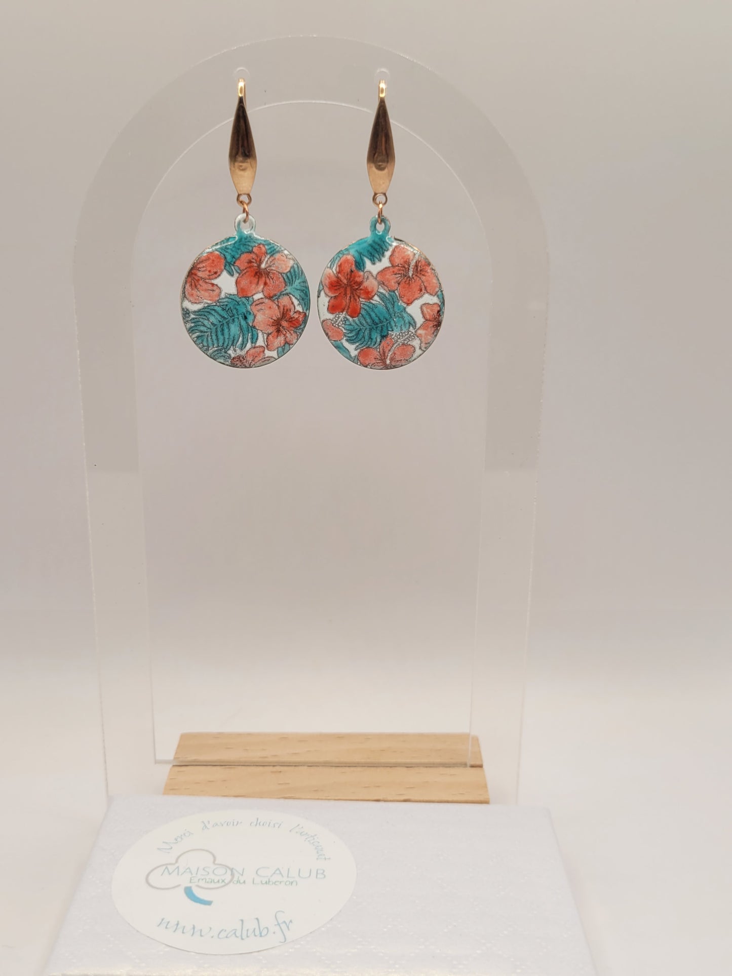 présentation des Boucles d'oreilles en émail sur cuivre peint à la main, aux motifs rouges et vert inspiré des tissus Liberty, chez maison CALUB les émaux du Luberon.