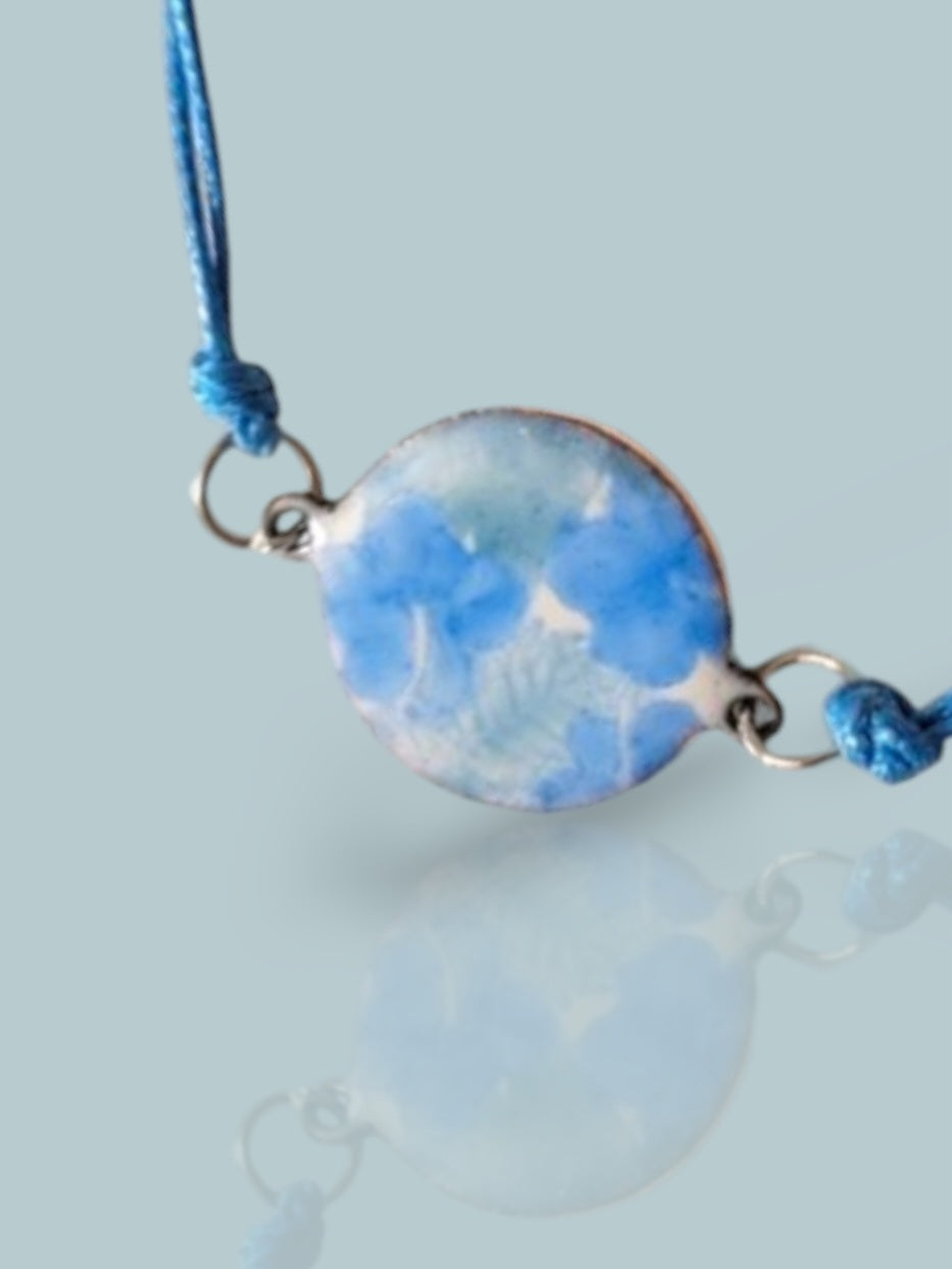 Bracelet en émail sur cuivre de la ligne Liberty chez maison CALUB, couleur Bleue