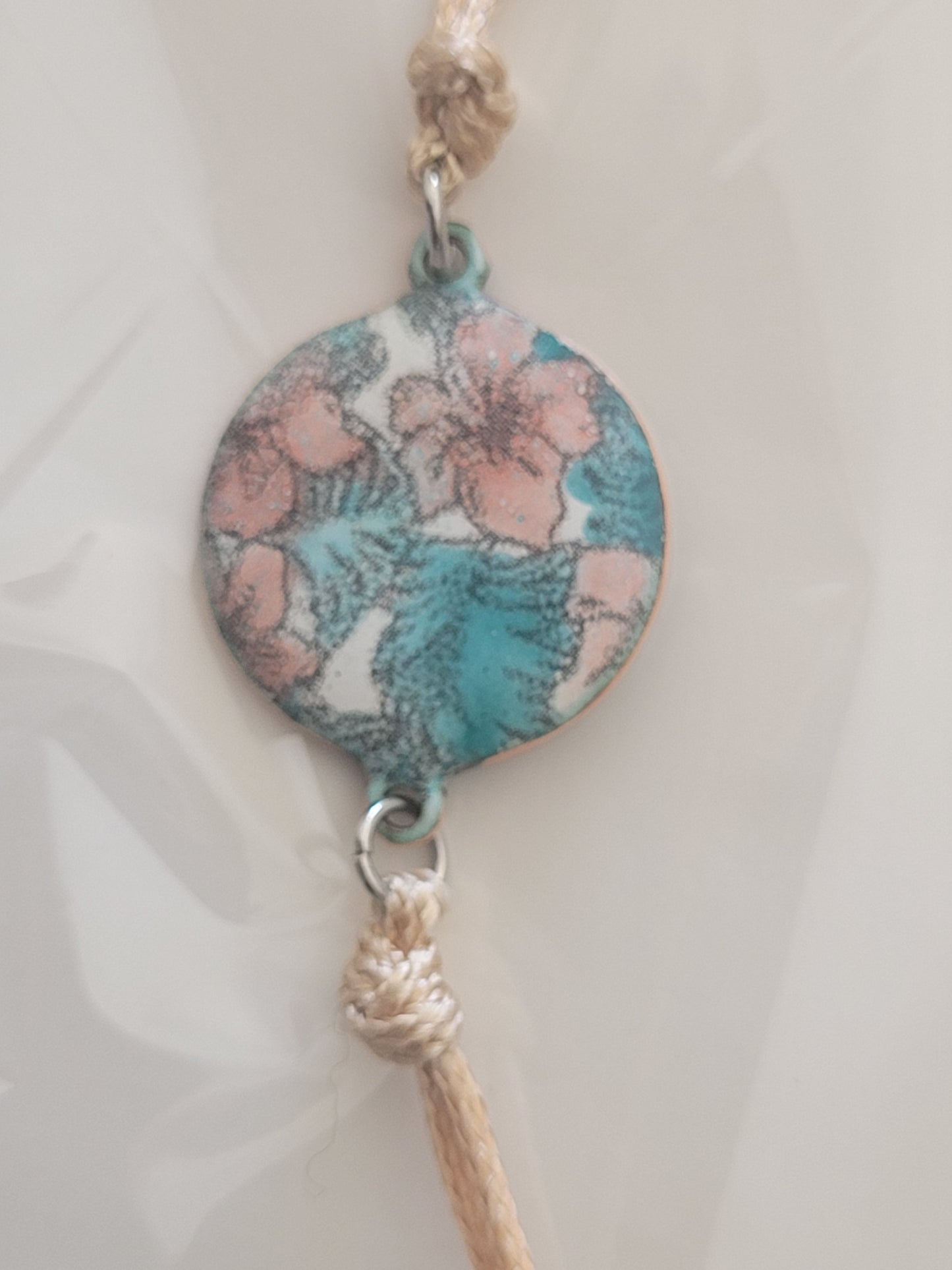 bracelet de la ligne Liberty chez Maison Calub en émail sur cuivre peint à la main, bijou artisanal