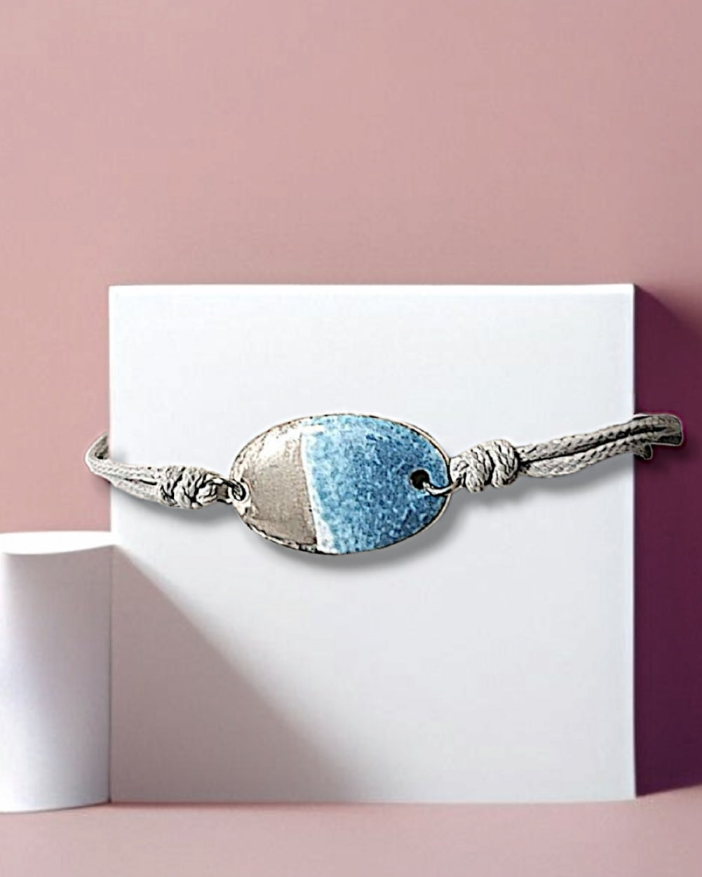 bracelet bleu en émail sur cuivre et lustre d'argent dans la collection eau minérale chez maison CALUB