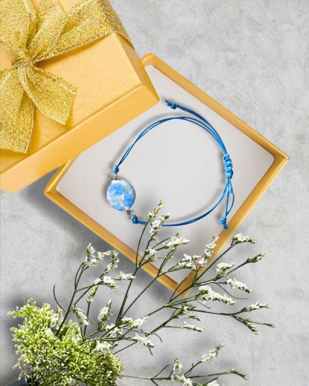Bracelet en émail sur cuivre de la ligne Liberty chez maison CALUB, couleur Bleue