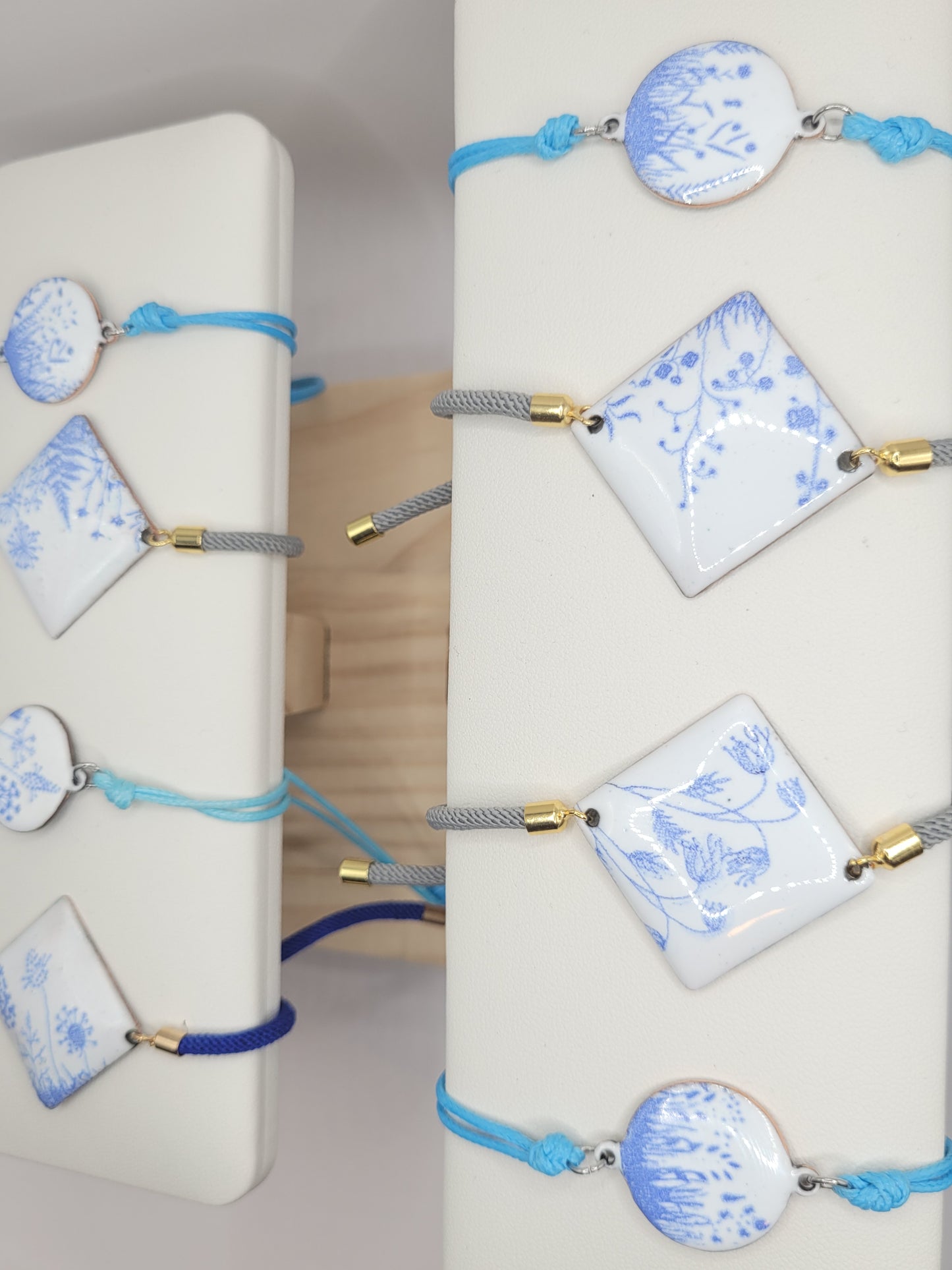 ensemble de bracelets en émail sur cuivre effet céramique. Les motifs bleus sur un émail blanc porcelaine dans la collection Les Uniques chez Maison Calub.