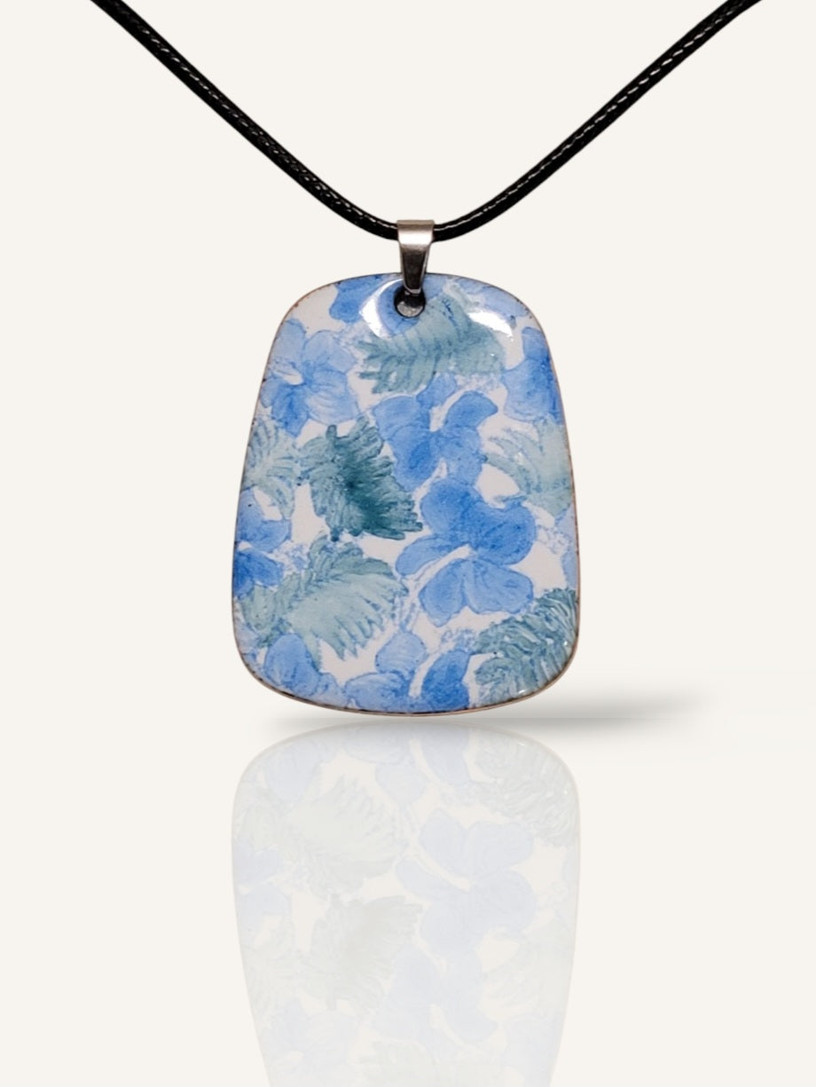 collier de la ligne Liberty chez maison CALUB, pendentif en émail peint à la main monté sur un cordon noir