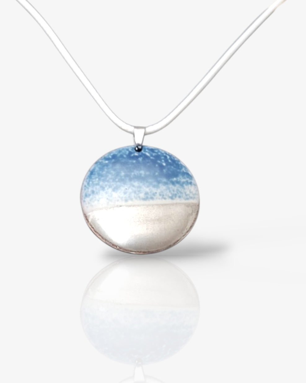 collier en émail sur cuivre et lustre d'argent contemporain monté sur cordon, une signature maison CALUB