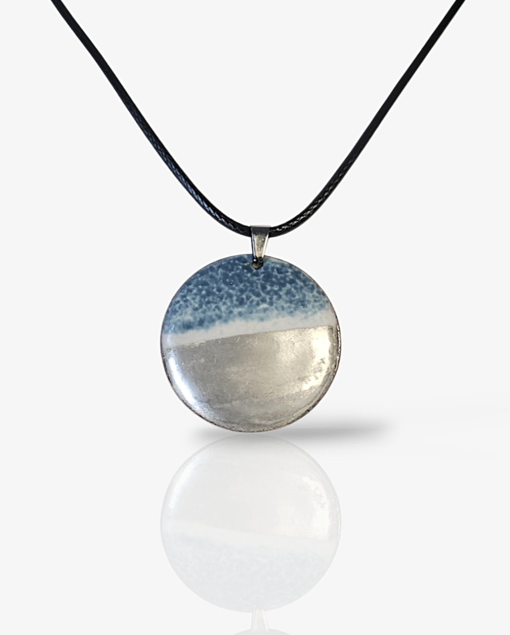 collier en émail sur cuivre et lustre d'argent contemporain monté sur cordon, une signature maison CALUB