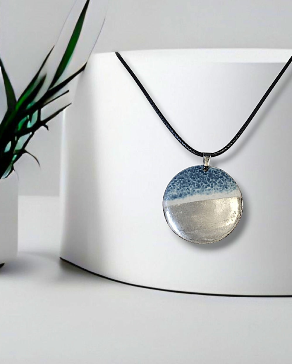 collier en émail sur cuivre et lustre d'argent contemporain monté sur cordon, une signature maison CALUB