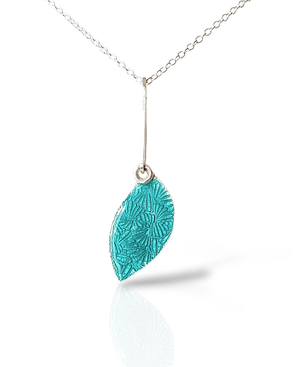 pendentif en email grand feu vert motif de feuille sur argent fin - bijou artisanal maison calub