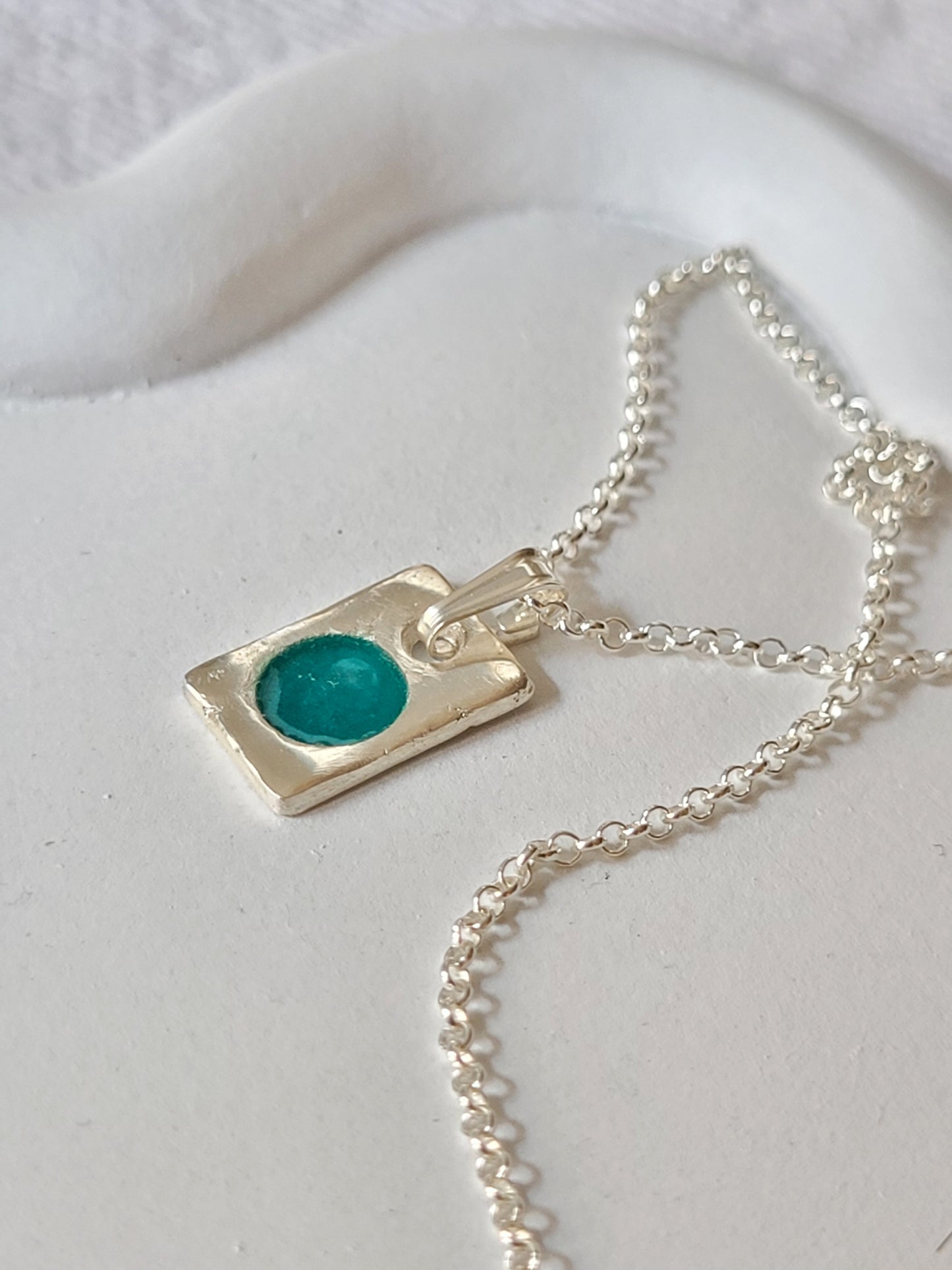 collier moderne en émail grand feu vert translucide sur argent fin plique-à-jour maison CALUB