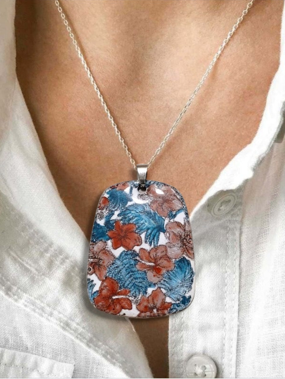 collier de la ligne Liberty chez maison CALUB, pendentif trapeze en émail peint à la main dans les tons rouges et verts